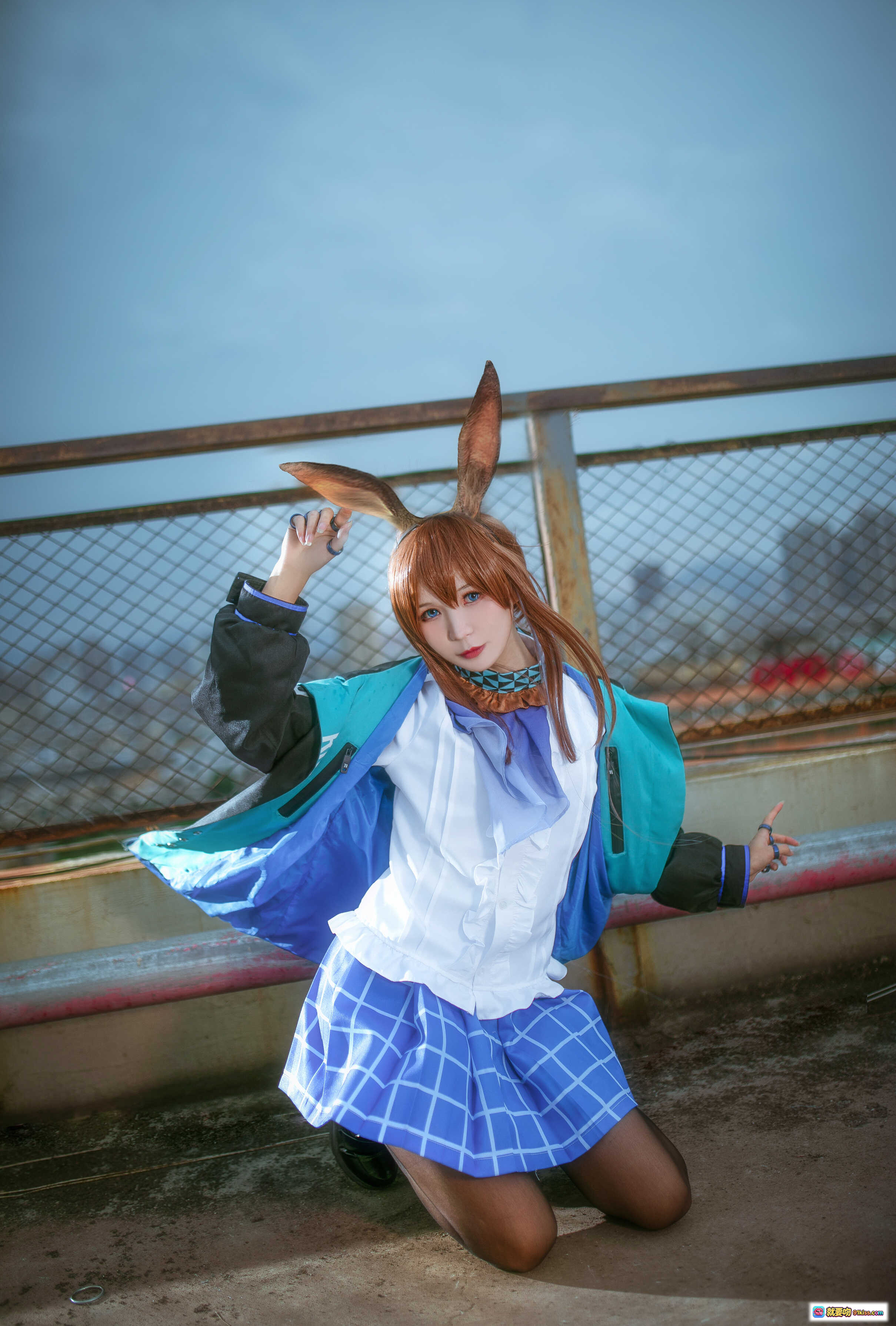 图片[4] - 北之北 VOL.10 明日方舟阿米娅cosplay 精致兔耳蓝裙少女屋顶写真 9P高清图集 - 就要吻