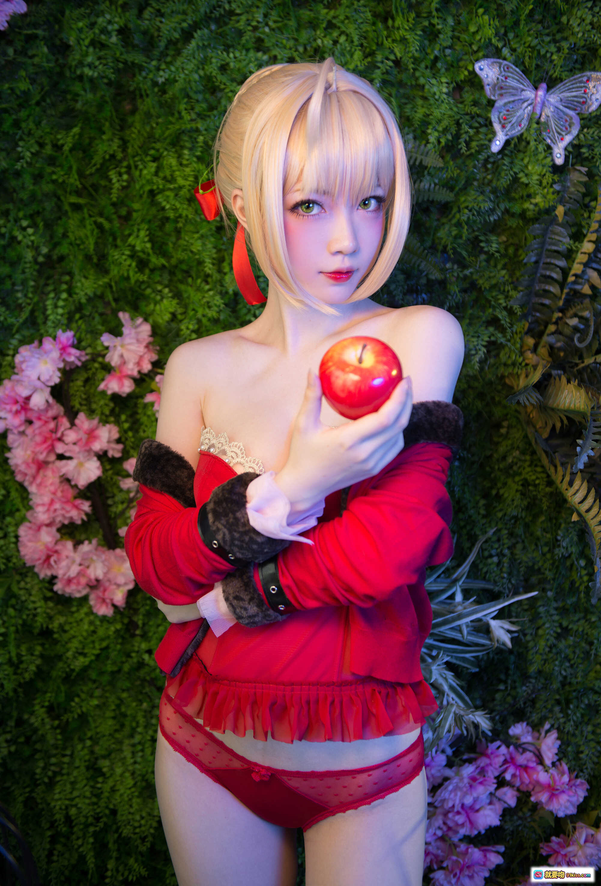 图片[10] - 妖少you1-尼禄不夜蔷薇Cosplay写真｜红裙白发少女秋千花海唯美场景 - 就要吻