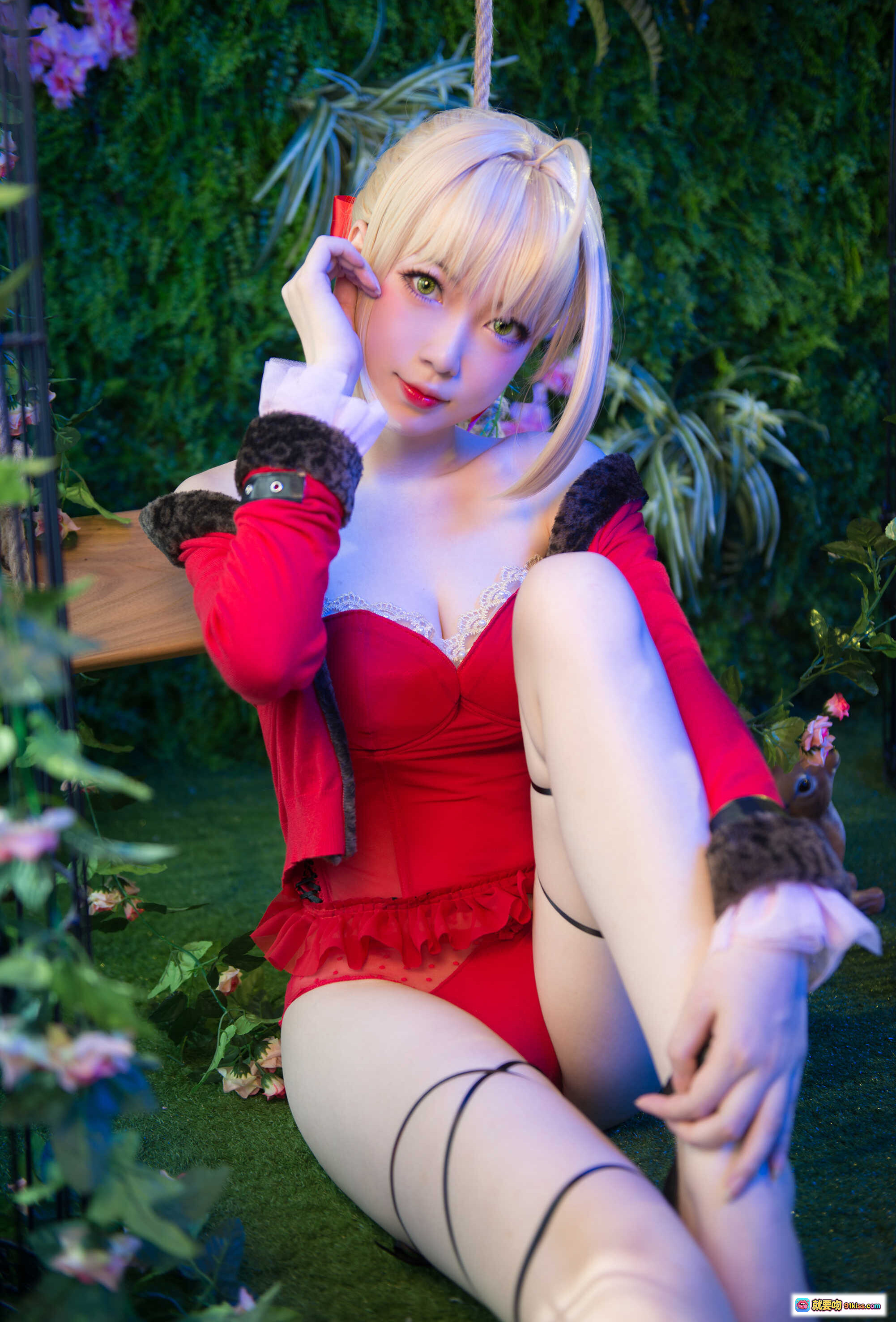 图片[6] - 妖少you1-尼禄不夜蔷薇Cosplay写真｜红裙白发少女秋千花海唯美场景 - 就要吻