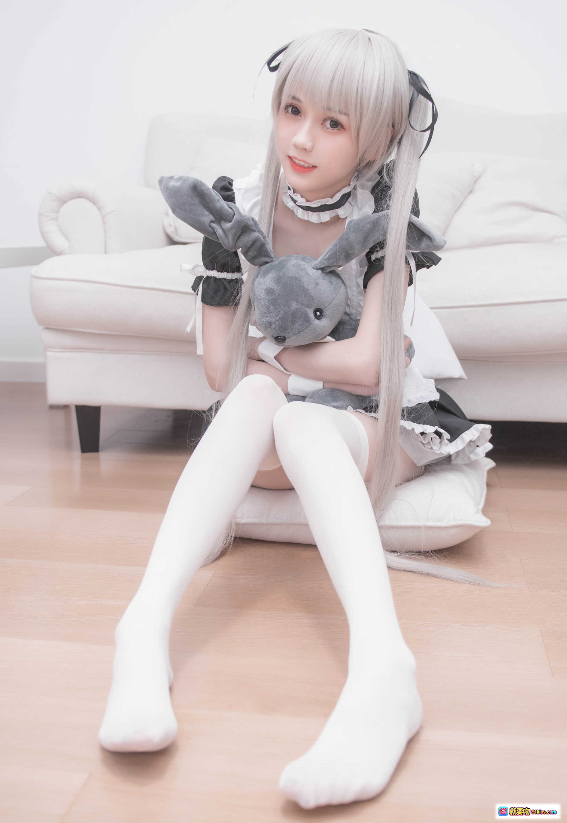 图片[6] - 穹妹女仆cos写真 | 白发少女抱玩偶躺沙发 | 白丝美腿 | 甜美系女仆装 | 高清9P图集 - 就要吻