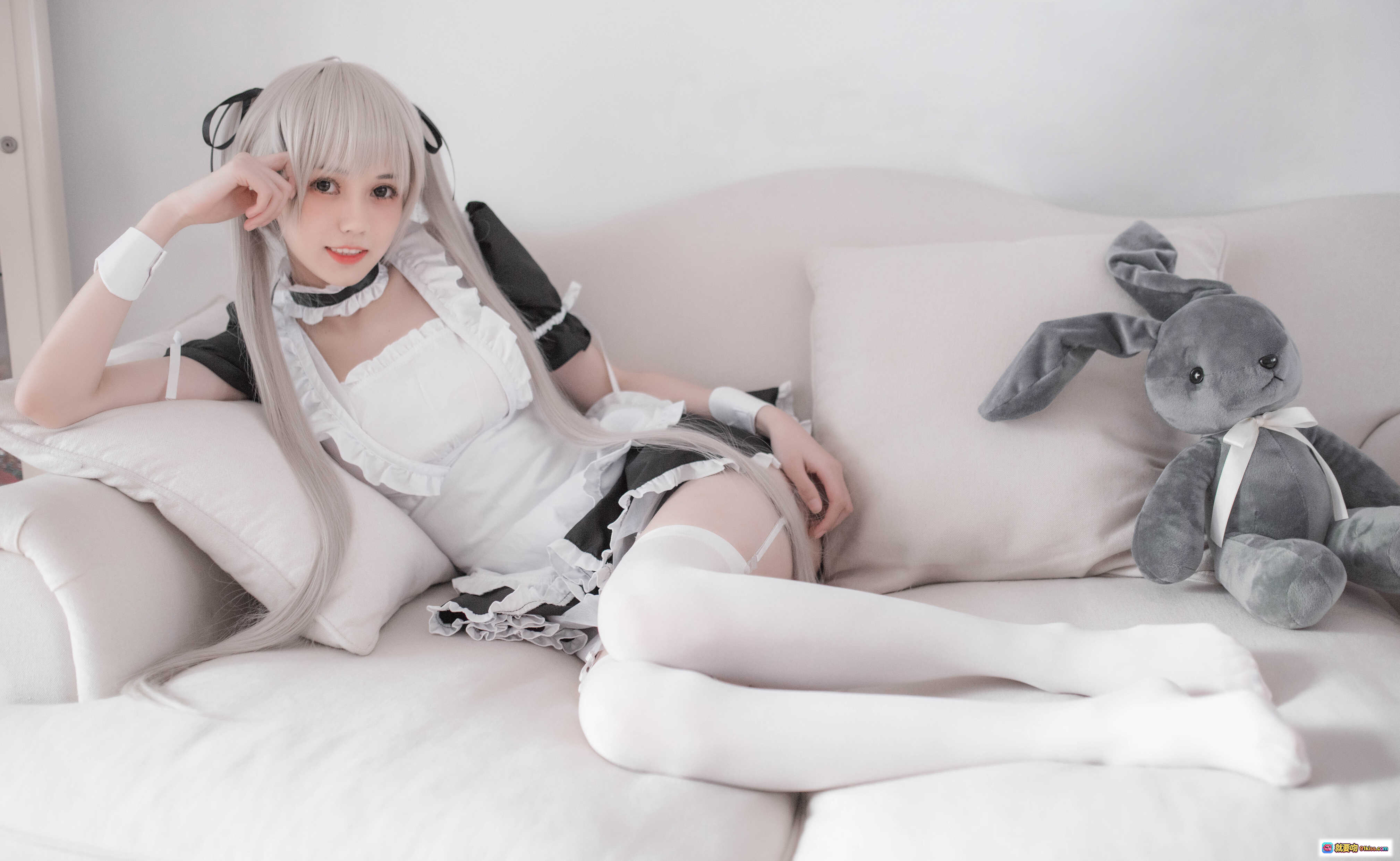 图片[8] - 穹妹女仆cos写真 | 白发少女抱玩偶躺沙发 | 白丝美腿 | 甜美系女仆装 | 高清9P图集 - 就要吻