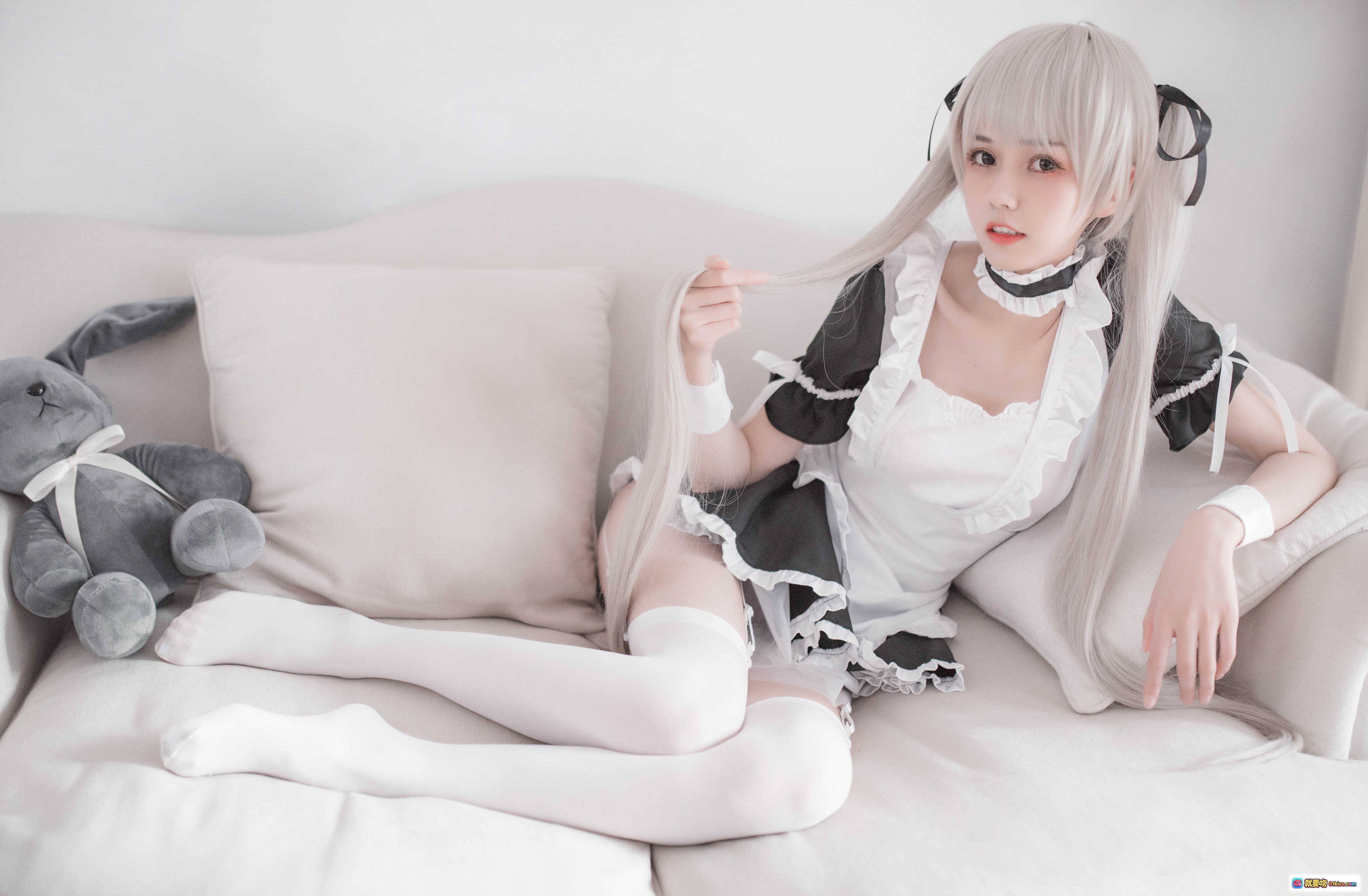 图片[2] - 穹妹女仆cos写真 | 白发少女抱玩偶躺沙发 | 白丝美腿 | 甜美系女仆装 | 高清9P图集 - 就要吻