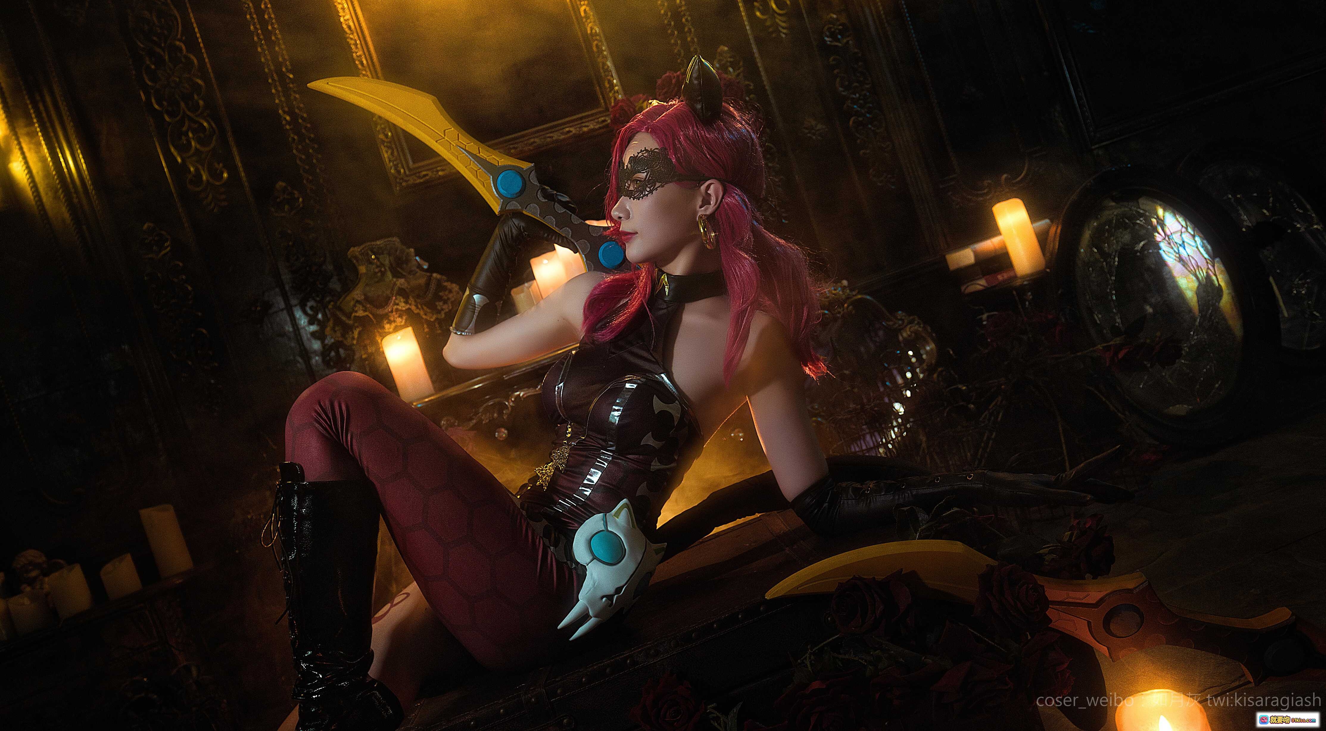 图片[1] - 如月灰NO.014王者荣耀阿轲暗夜猫娘COS写真｜粉发猫耳黑丝皮衣性感造型｜烛光复古场景氛围感大片 - 就要吻