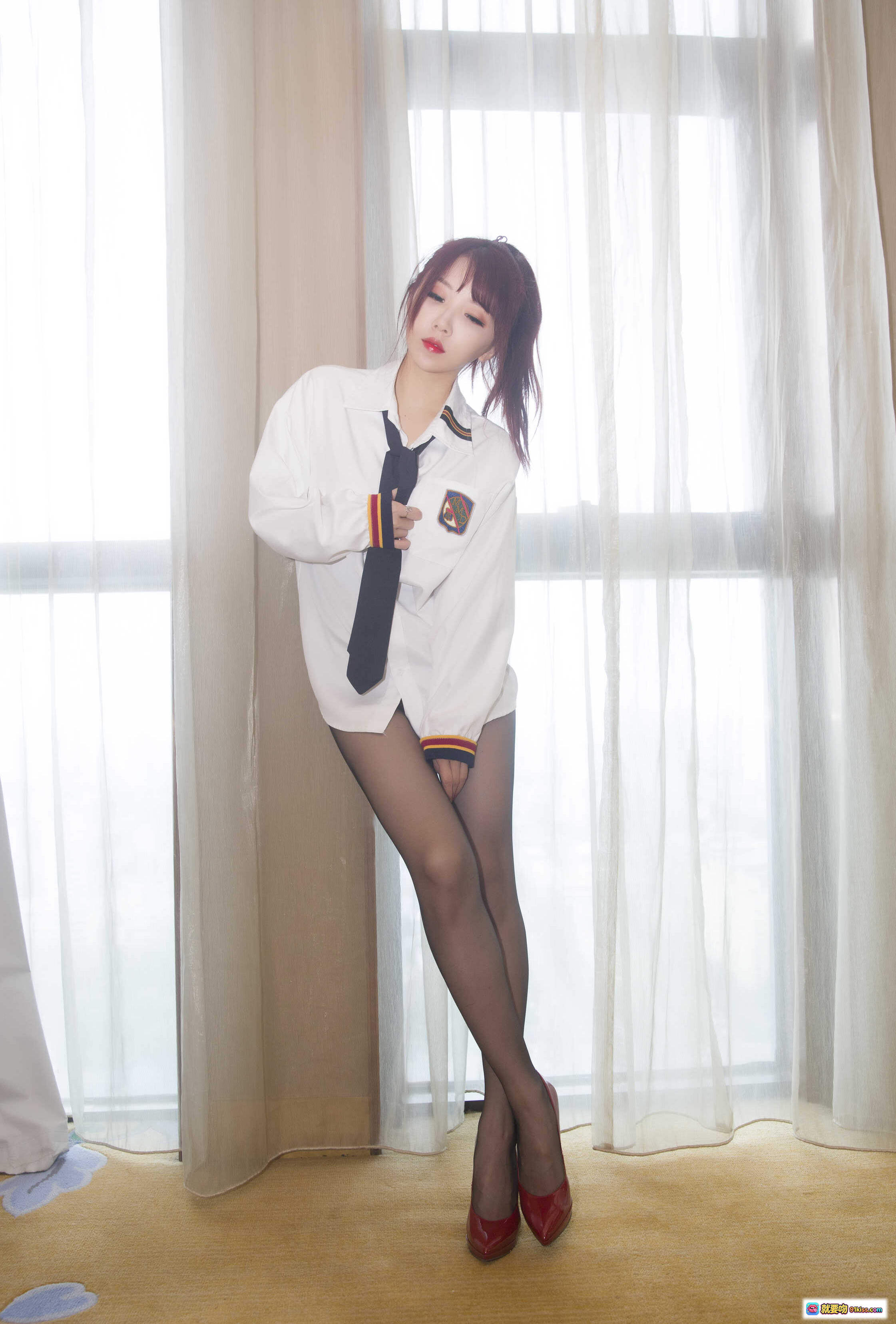 图片[2] - 小女巫露娜NO.012 白衬衣校服写真 黑丝美腿 甜美少女风 室内窗边私房照 28P高清图集 - 就要吻