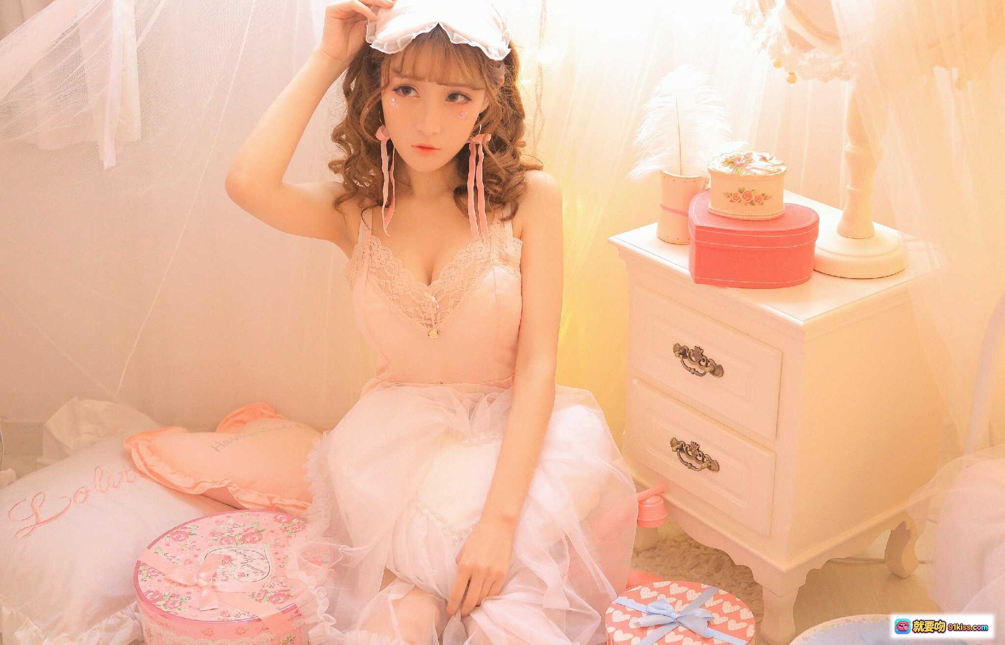 图片[3] - 粉色洛丽塔少女写真｜甜美蕾丝裙+兔耳发饰+复古电话机｜梦幻卧室私房照 - 就要吻