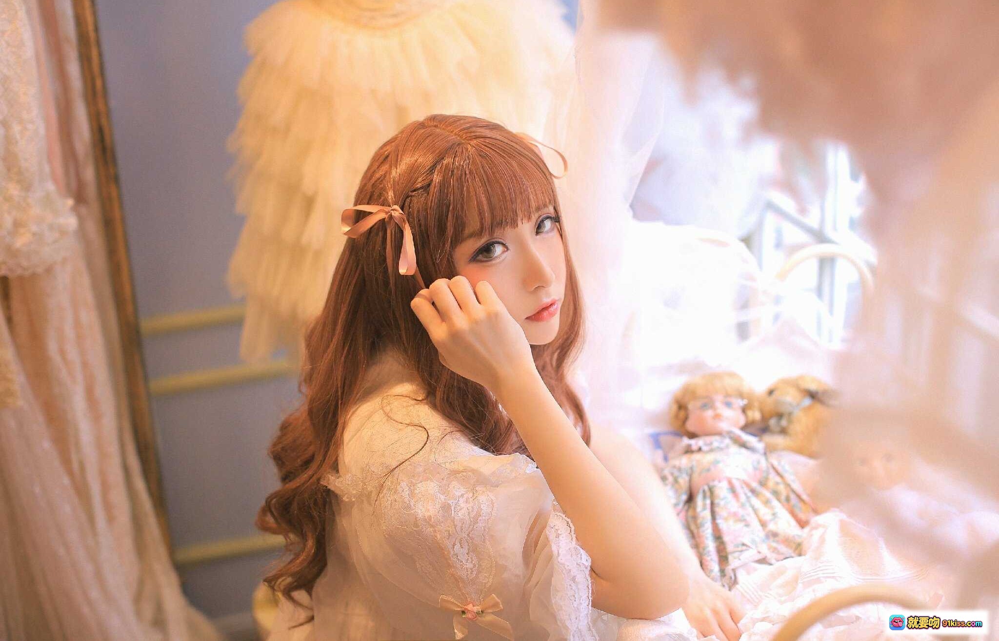 图片[2] - 粉色洛丽塔少女写真｜甜美蕾丝裙+兔耳发饰+复古电话机｜梦幻卧室私房照 - 就要吻