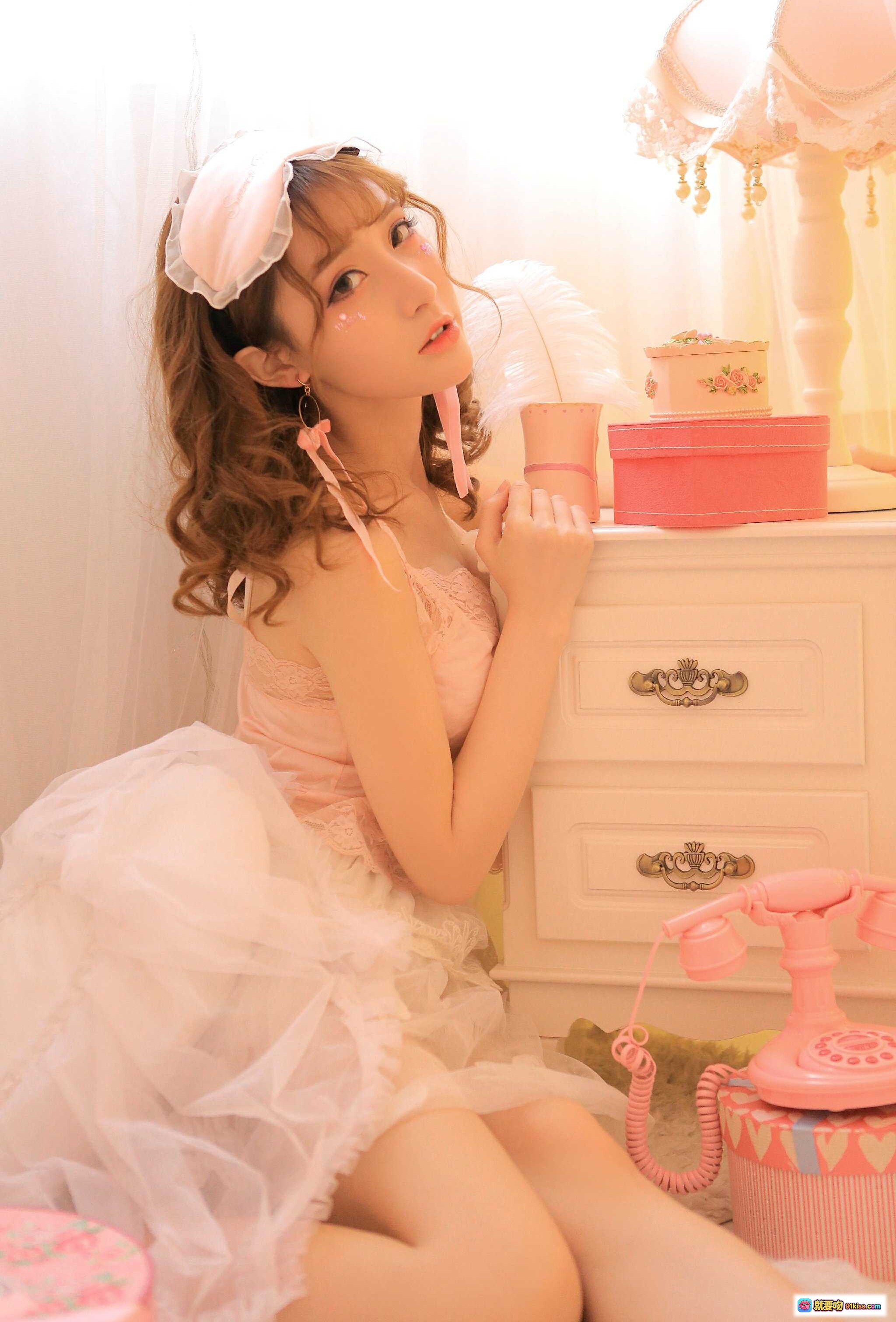 图片[1] - 粉色洛丽塔少女写真｜甜美蕾丝裙+兔耳发饰+复古电话机｜梦幻卧室私房照 - 就要吻