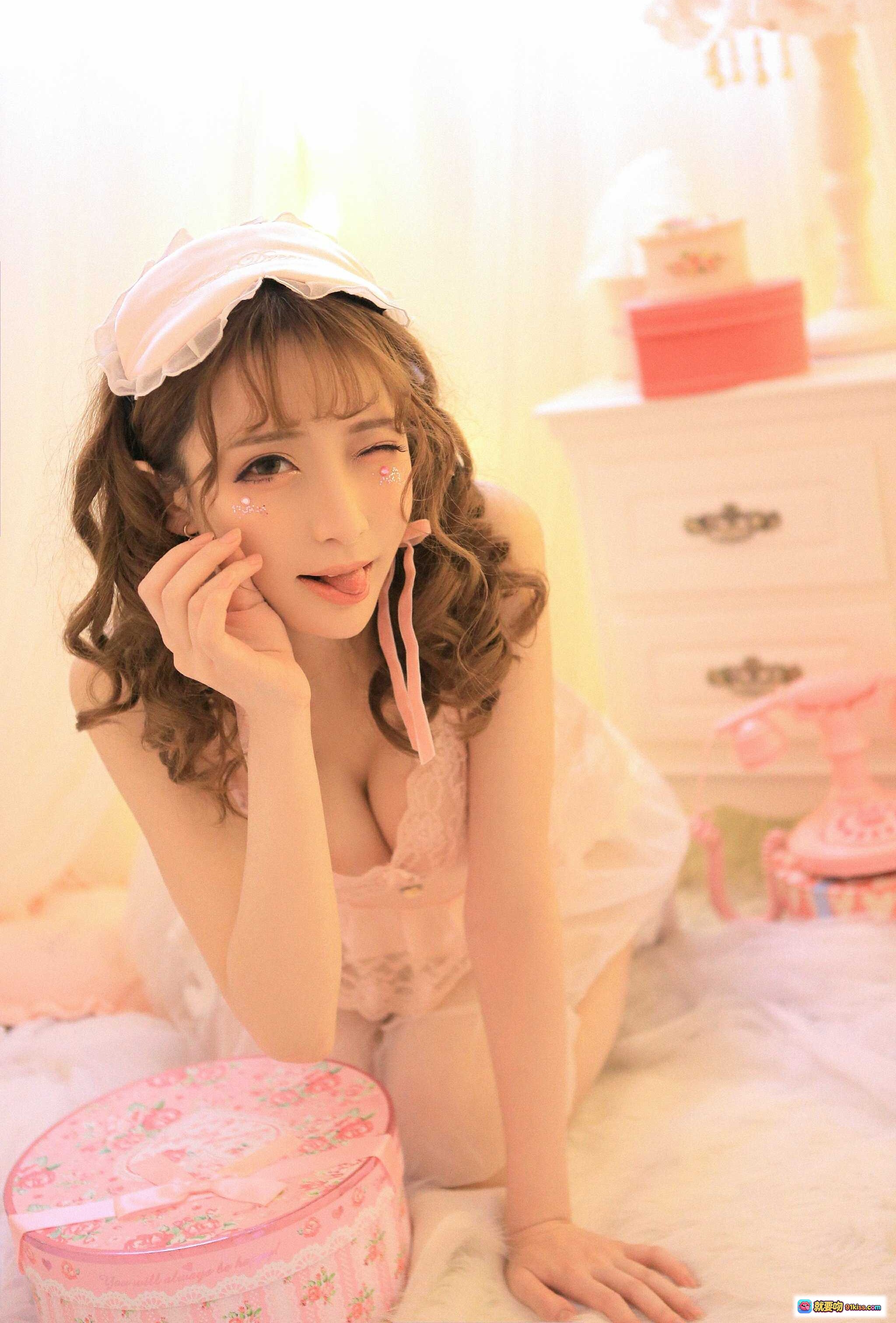 图片[6] - 粉色洛丽塔少女写真｜甜美蕾丝裙+兔耳发饰+复古电话机｜梦幻卧室私房照 - 就要吻