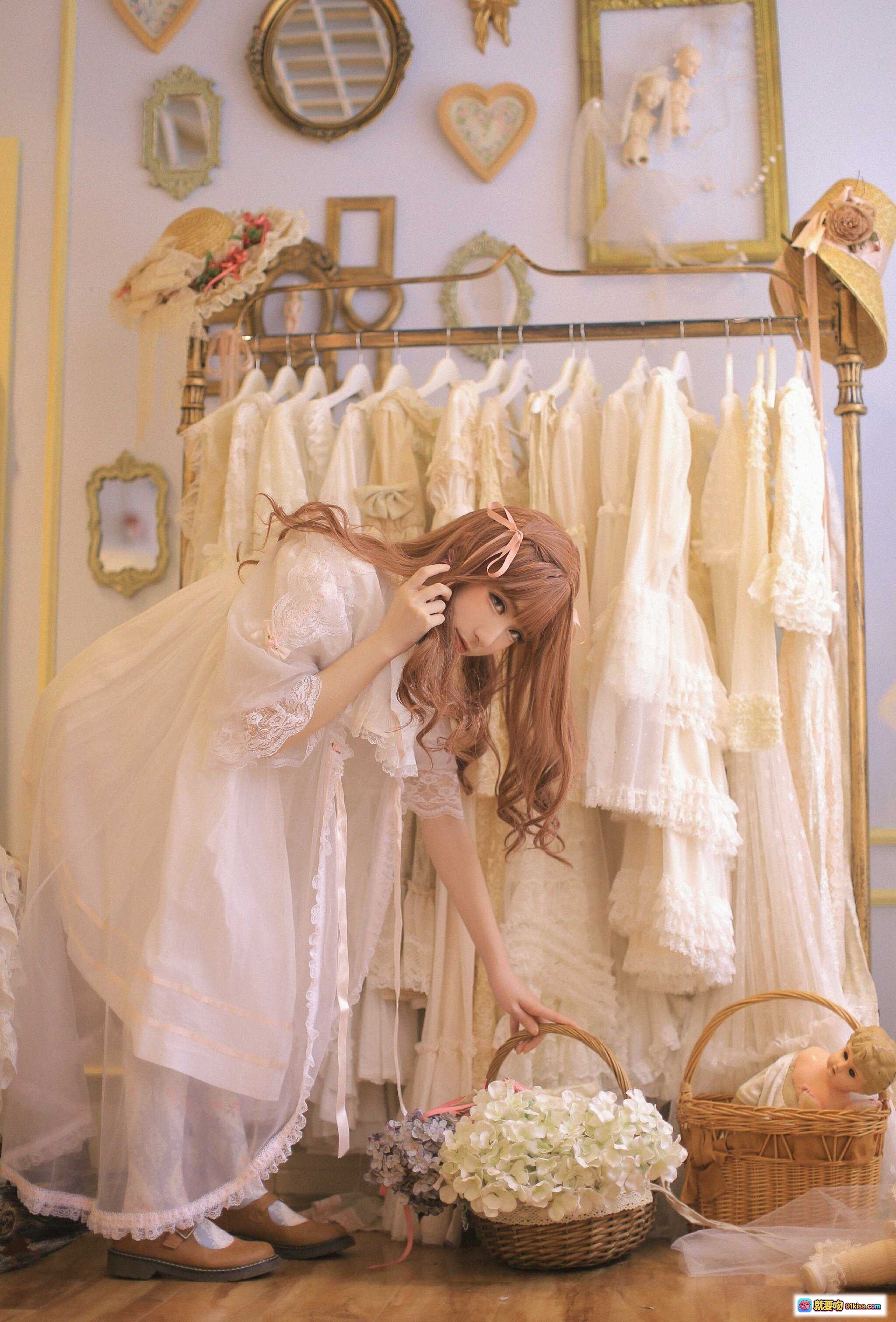 图片[10] - 粉色洛丽塔少女写真｜甜美蕾丝裙+兔耳发饰+复古电话机｜梦幻卧室私房照 - 就要吻