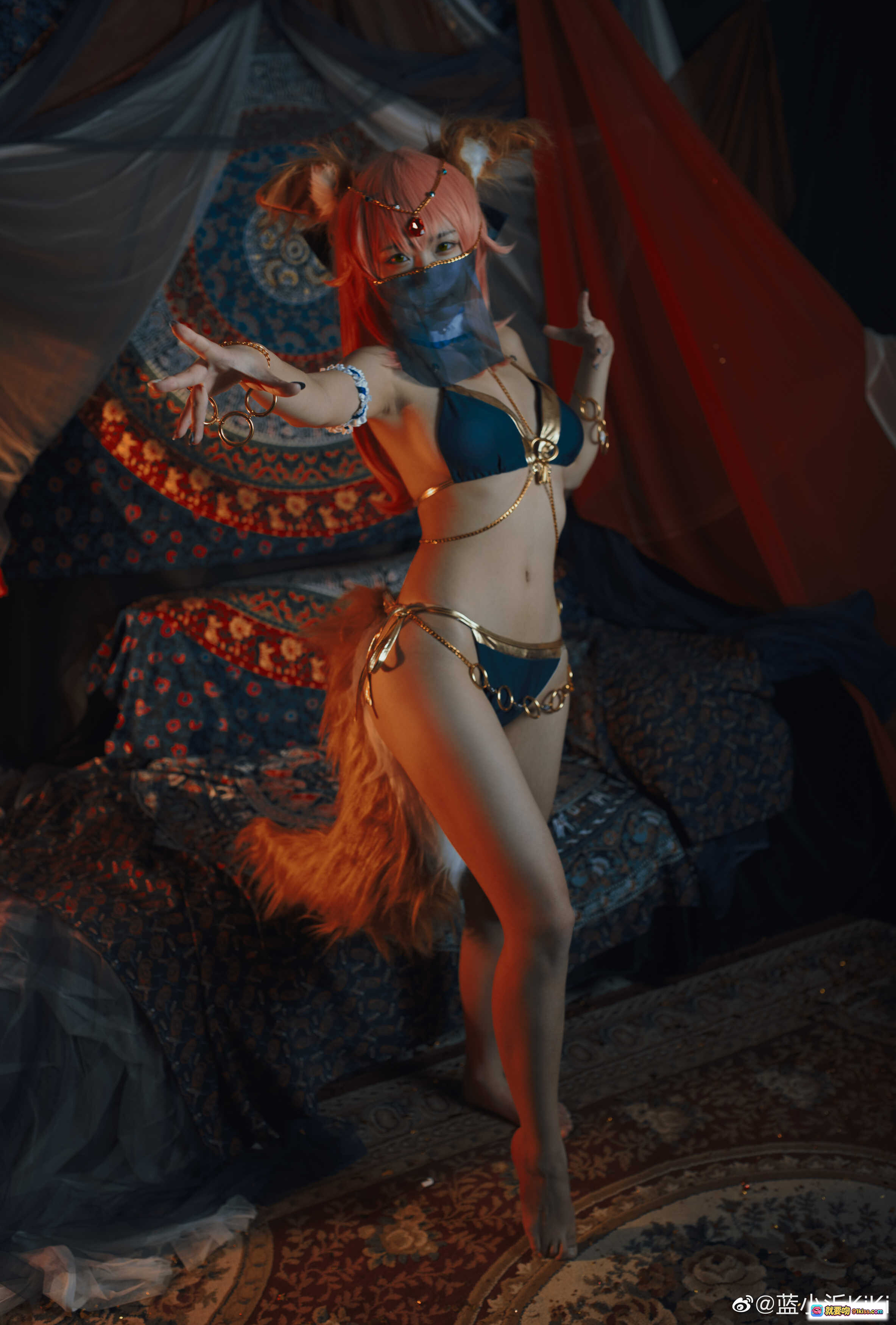 图片[8] - 蓝小沂KiKi玉藻前cos写真 | 粉发双马尾猫耳造型 | 金色链条比基尼 | 蓝白蕾丝装饰 | 异域风情背景 | 8P高清美图 - 就要吻