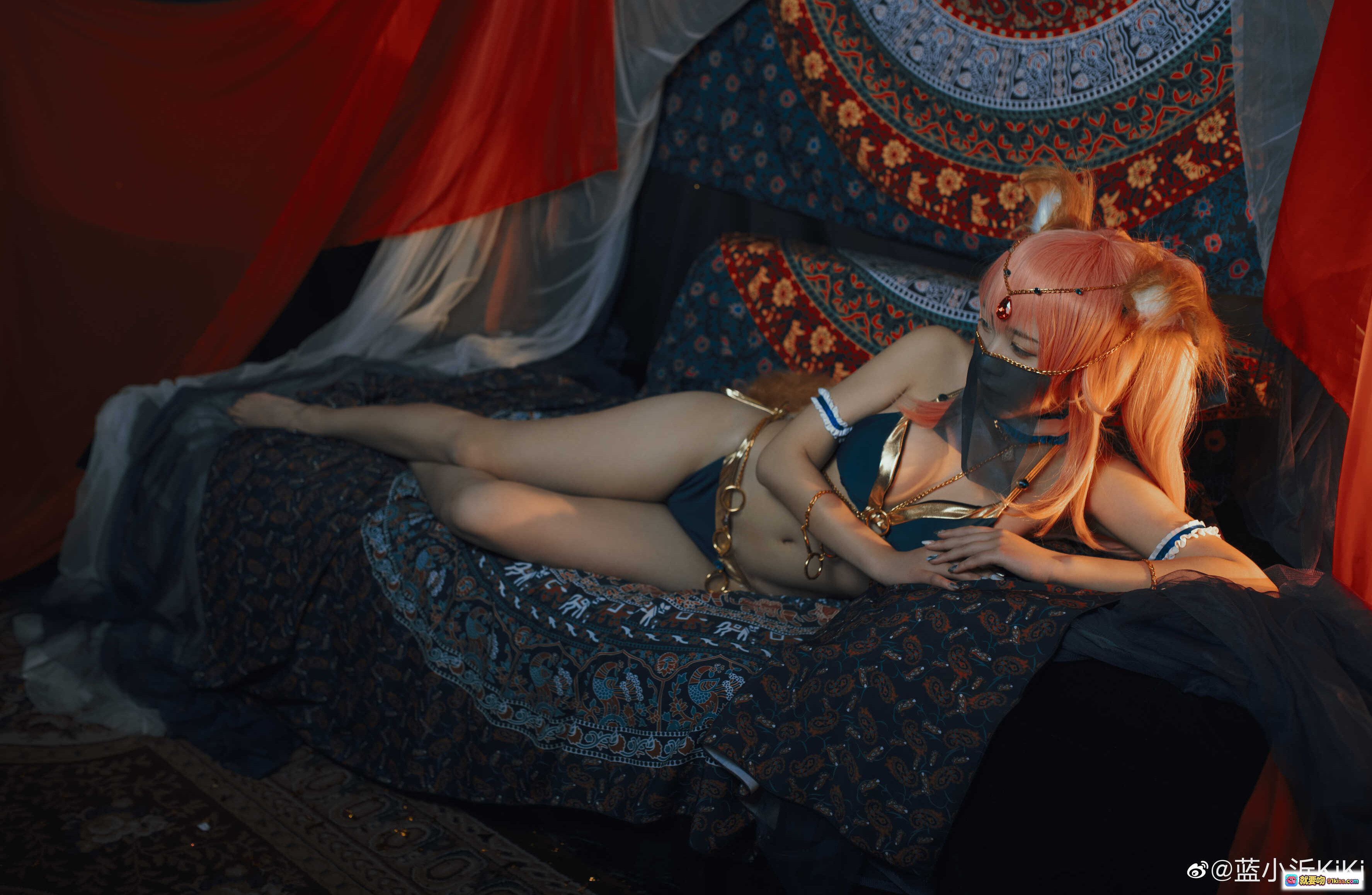 图片[7] - 蓝小沂KiKi玉藻前cos写真 | 粉发双马尾猫耳造型 | 金色链条比基尼 | 蓝白蕾丝装饰 | 异域风情背景 | 8P高清美图 - 就要吻