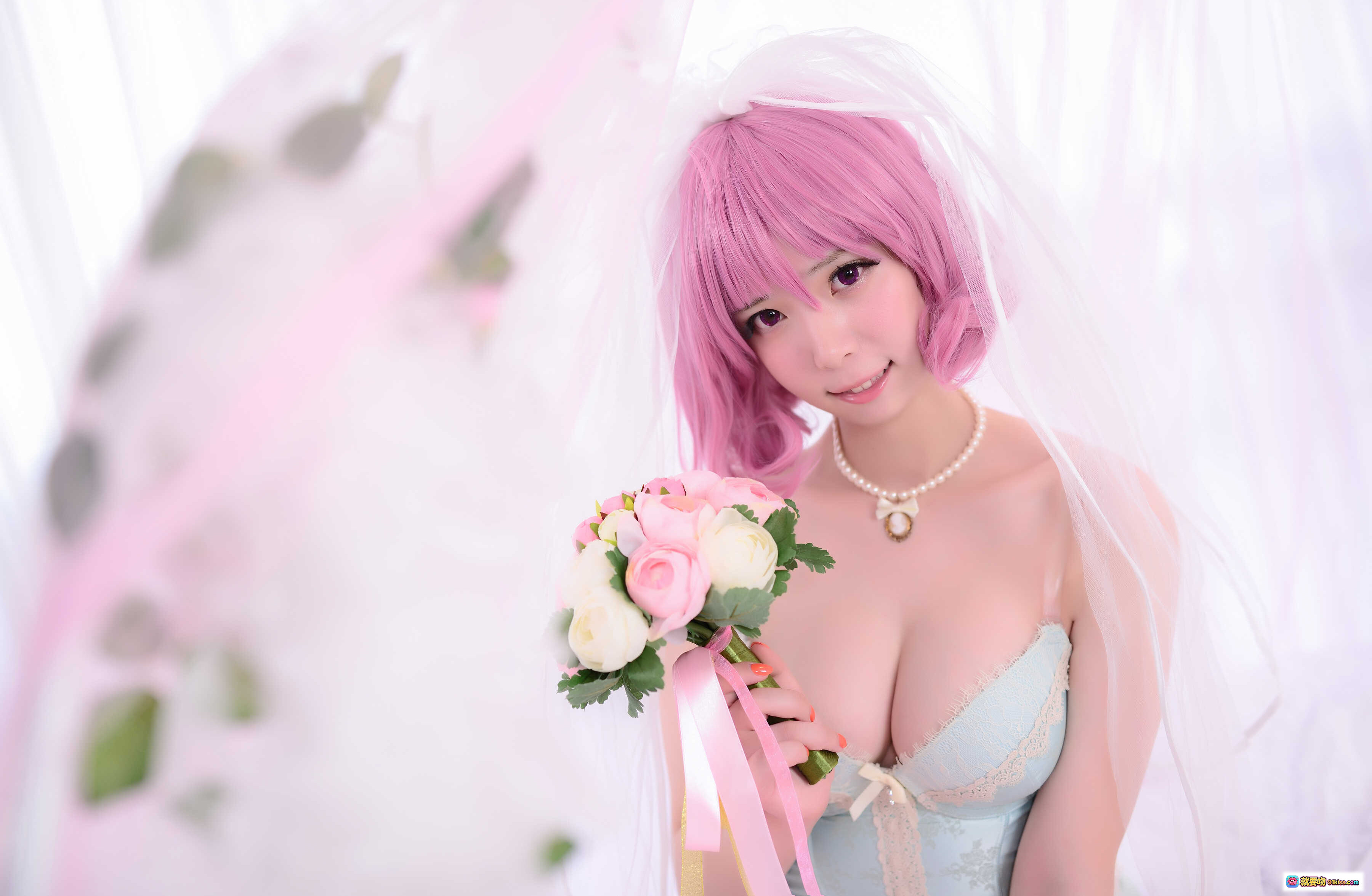 图片[2] - 闪月半NO.010梦中婚礼Cosplay写真 | 粉发新娘造型 | 白纱床品场景 | 珍珠项链配饰 | 甜美性感风格 | 21P高清图集 - 就要吻