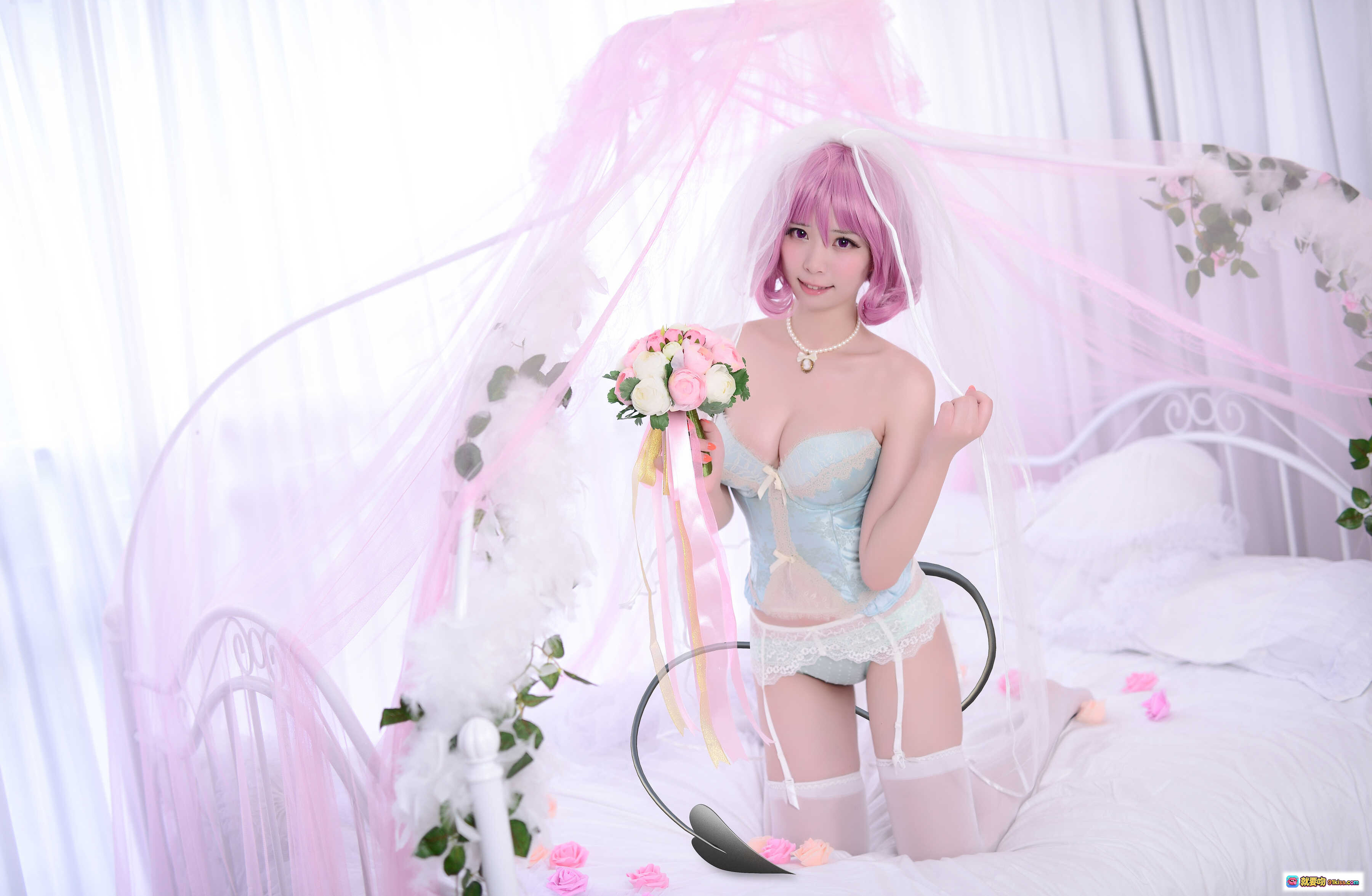 图片[10] - 闪月半NO.010梦中婚礼Cosplay写真 | 粉发新娘造型 | 白纱床品场景 | 珍珠项链配饰 | 甜美性感风格 | 21P高清图集 - 就要吻