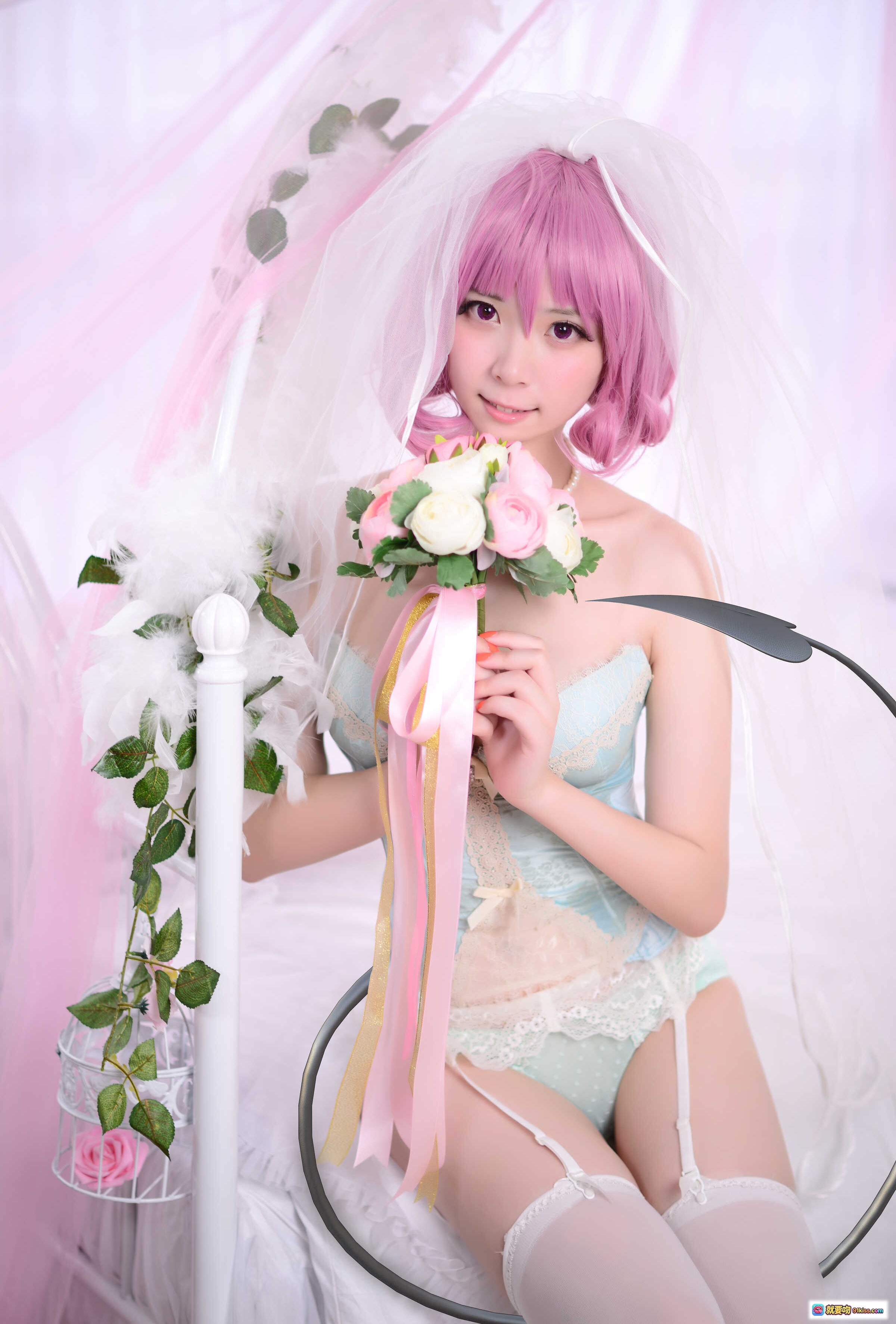 图片[7] - 闪月半NO.010梦中婚礼Cosplay写真 | 粉发新娘造型 | 白纱床品场景 | 珍珠项链配饰 | 甜美性感风格 | 21P高清图集 - 就要吻