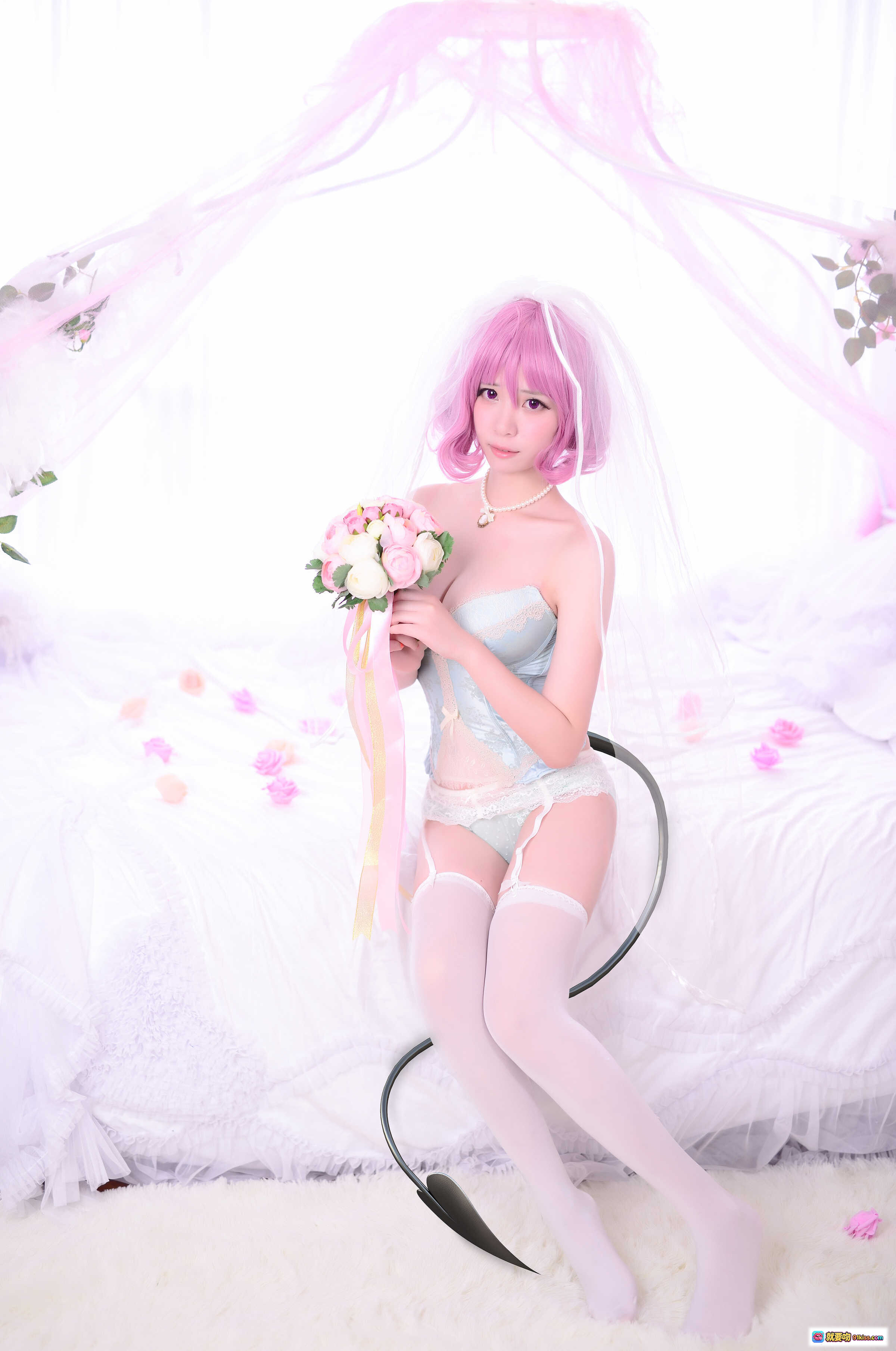 图片[3] - 闪月半NO.010梦中婚礼Cosplay写真 | 粉发新娘造型 | 白纱床品场景 | 珍珠项链配饰 | 甜美性感风格 | 21P高清图集 - 就要吻