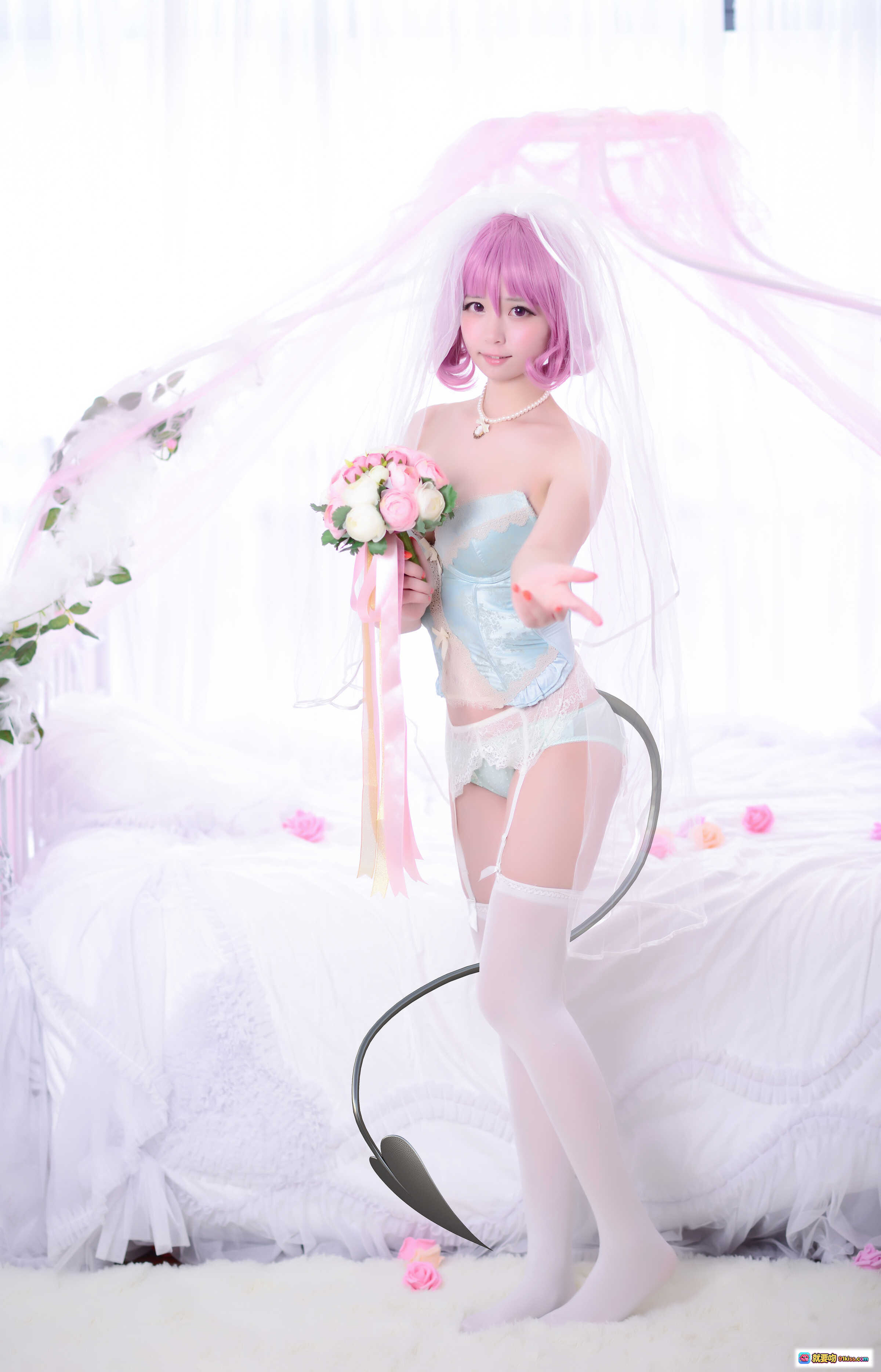 图片[6] - 闪月半NO.010梦中婚礼Cosplay写真 | 粉发新娘造型 | 白纱床品场景 | 珍珠项链配饰 | 甜美性感风格 | 21P高清图集 - 就要吻