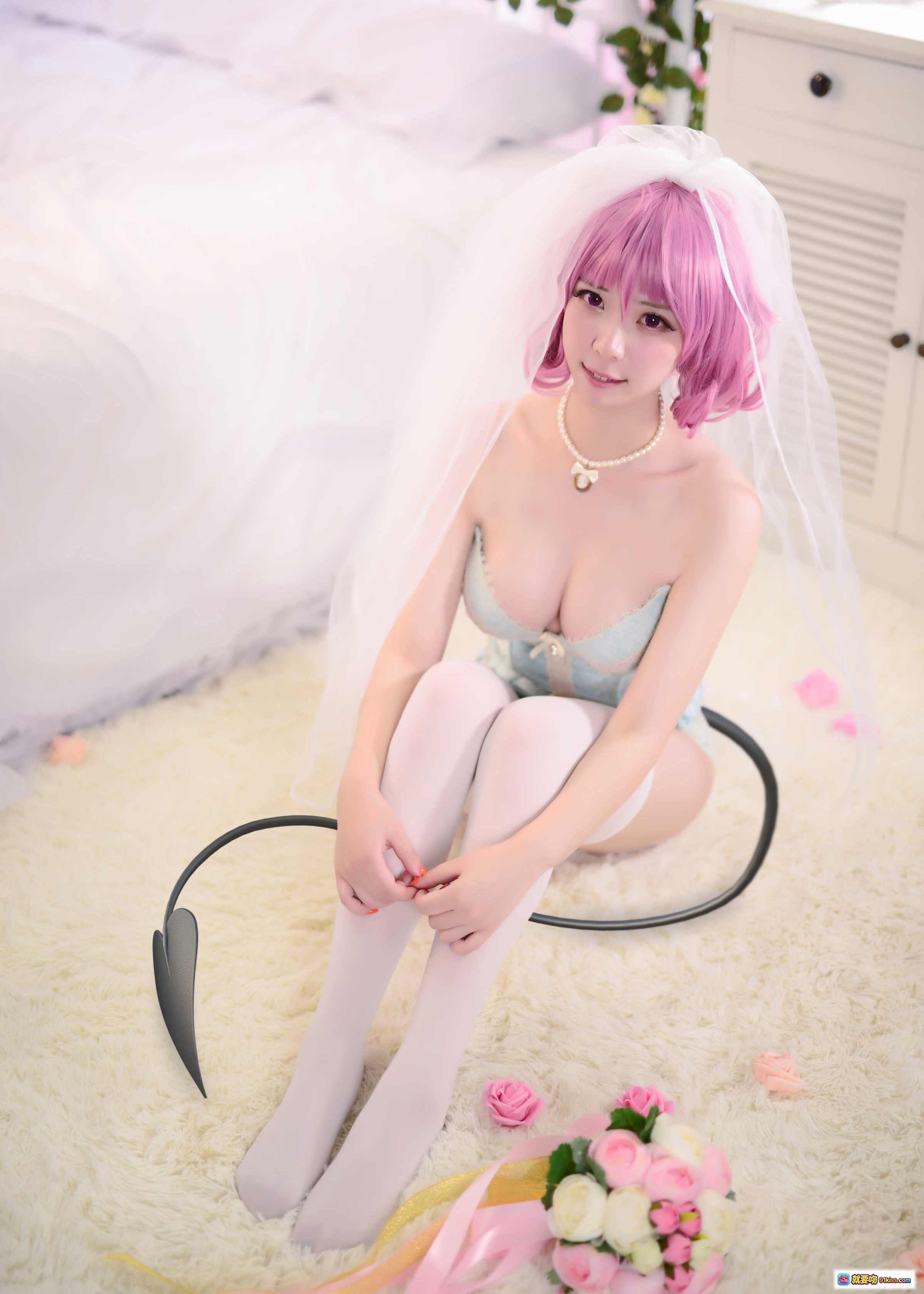 图片[8] - 闪月半NO.010梦中婚礼Cosplay写真 | 粉发新娘造型 | 白纱床品场景 | 珍珠项链配饰 | 甜美性感风格 | 21P高清图集 - 就要吻