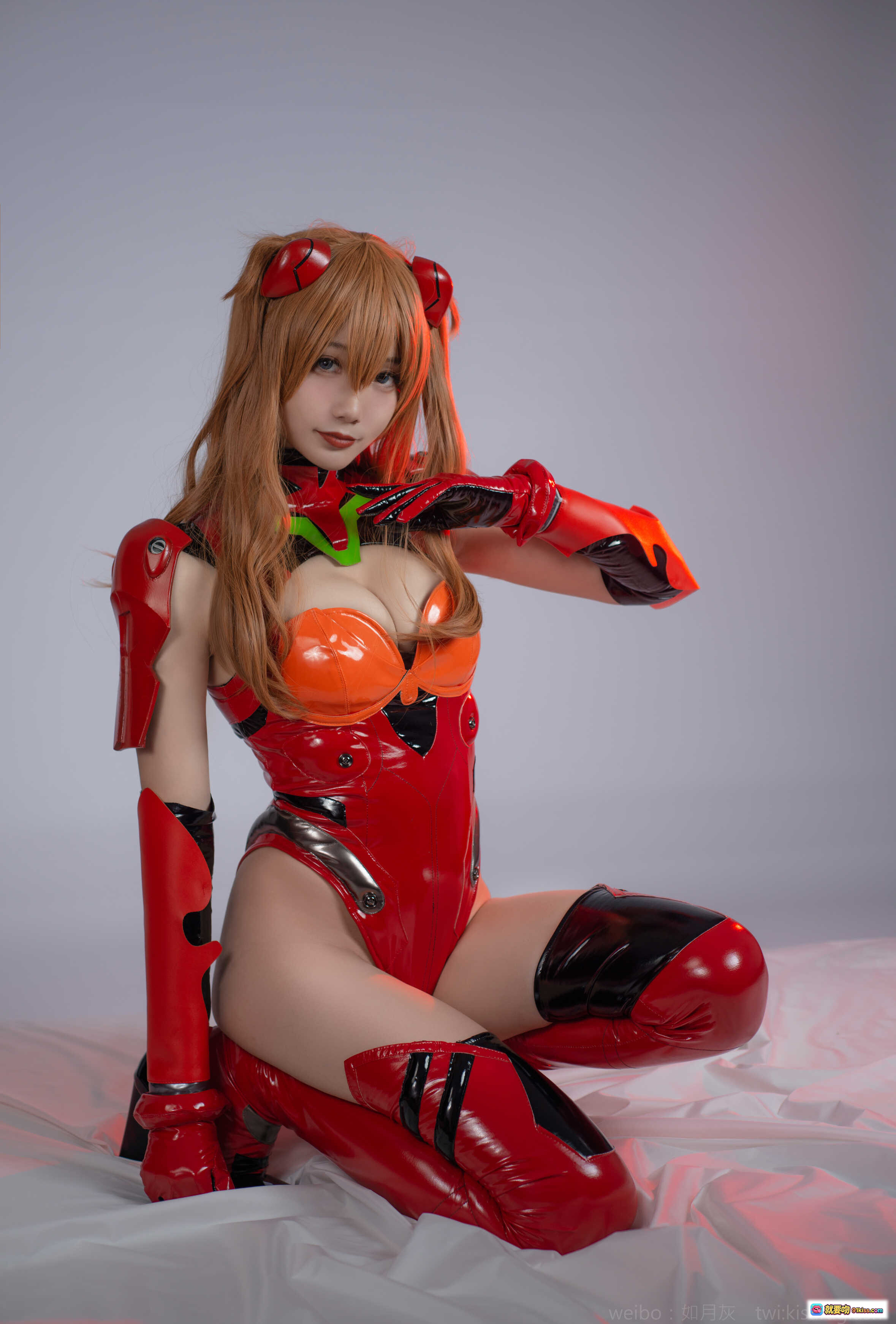 图片[2] - 如月灰NO.007明日香COS写真 | 红色战斗服+双马尾+乳胶质感+跪姿诱惑 | 15P高清图集 - 就要吻