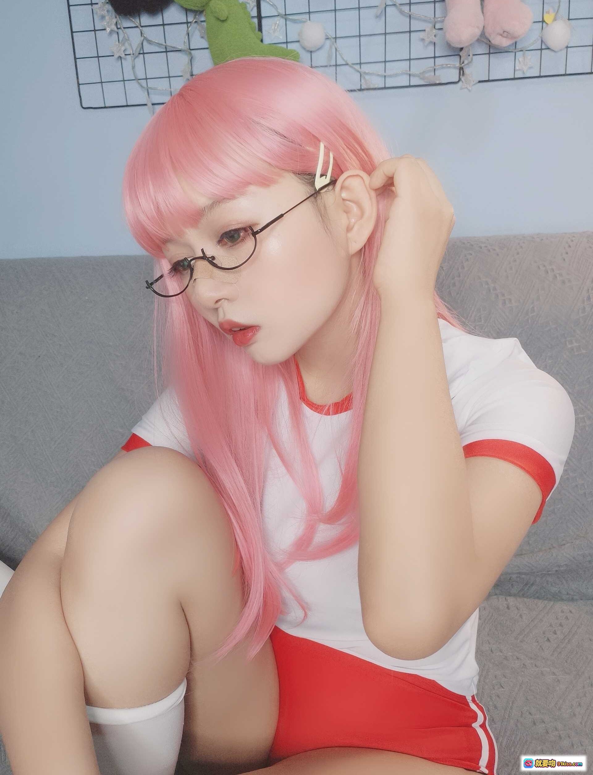 图片[2] - 黑猫猫OvO NO.013 粉发少女体操服自拍写真 甜美可爱居家风 白红运动套装 长发齐刘海 清新少女感 16P高清图集 - 就要吻