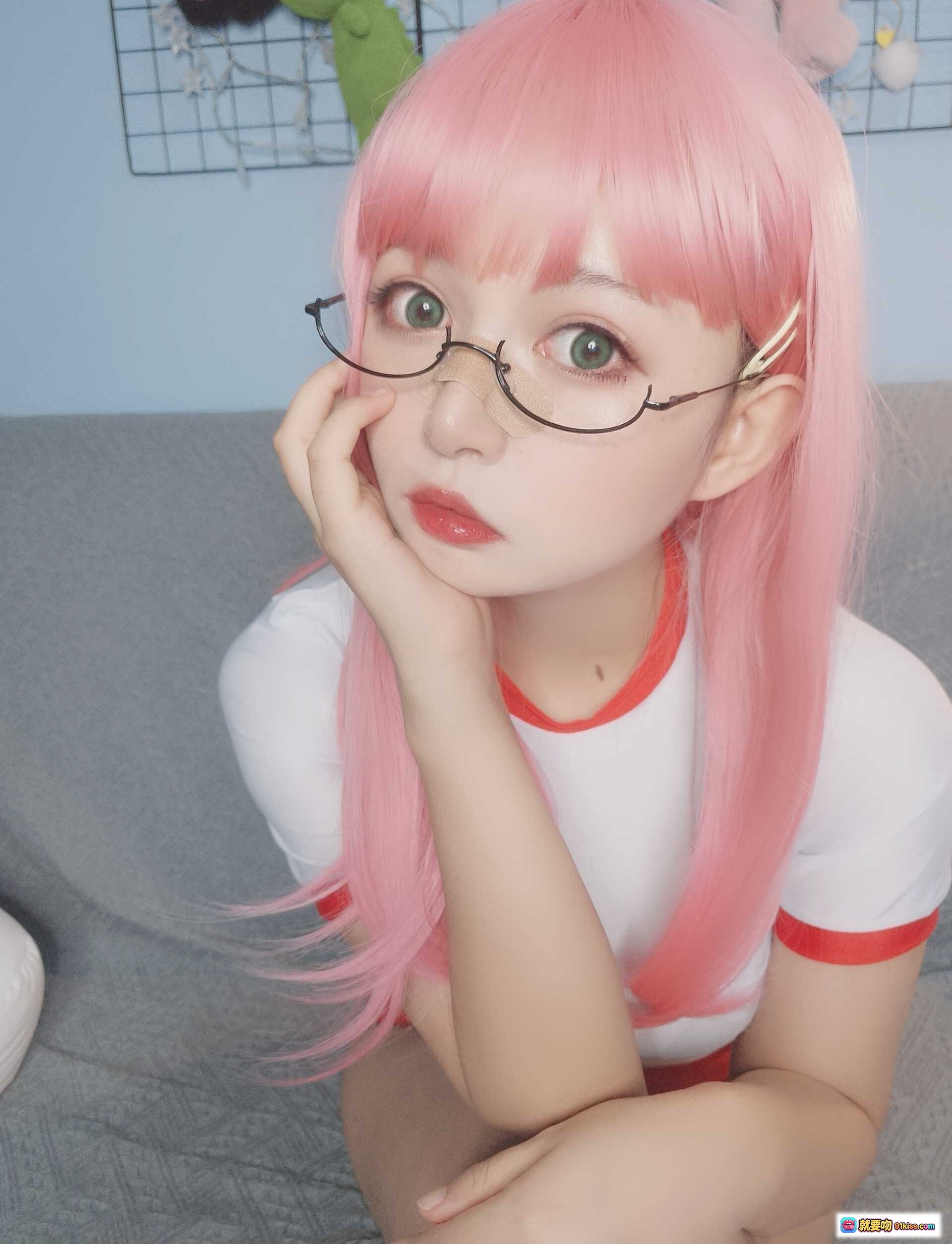 图片[4] - 黑猫猫OvO NO.013 粉发少女体操服自拍写真 甜美可爱居家风 白红运动套装 长发齐刘海 清新少女感 16P高清图集 - 就要吻