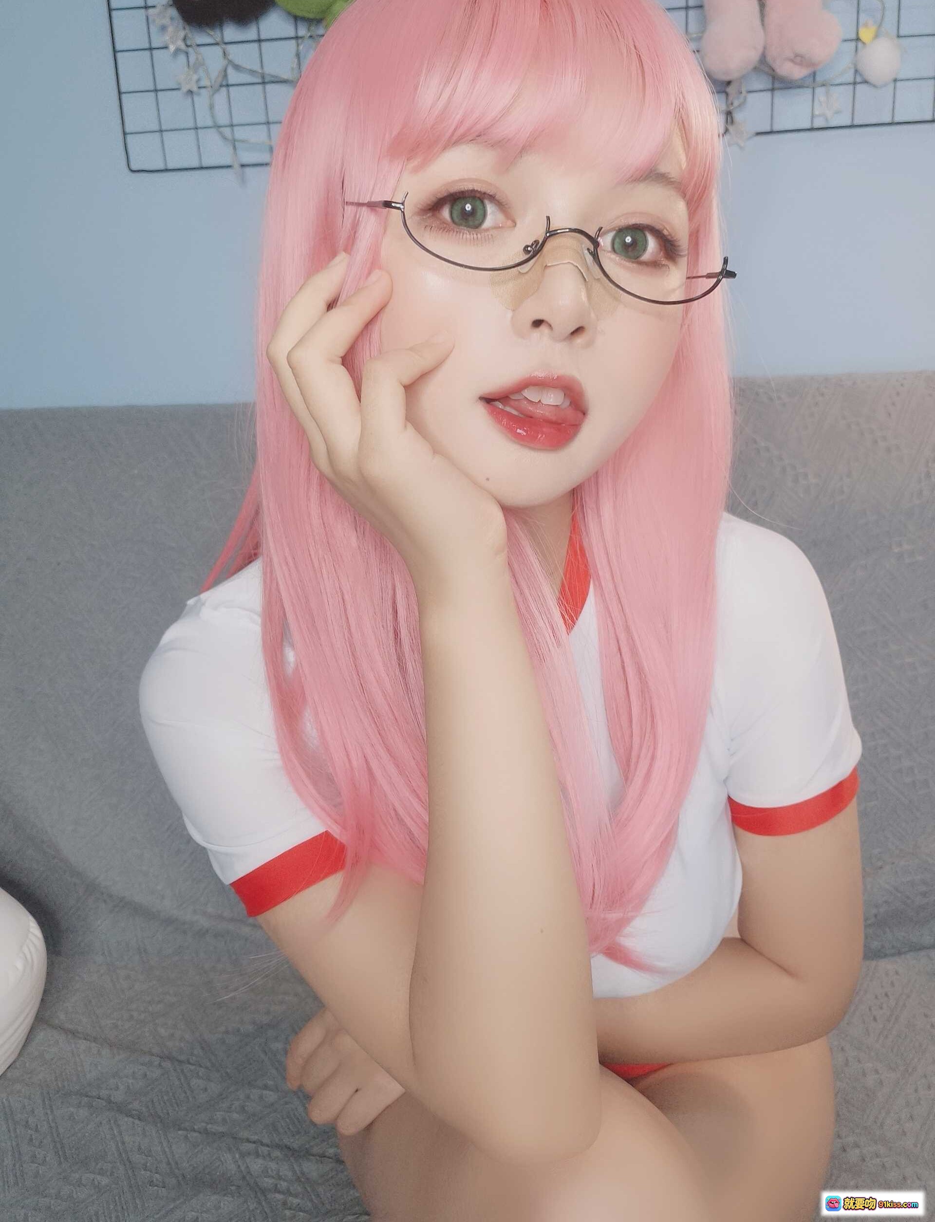 图片[5] - 黑猫猫OvO NO.013 粉发少女体操服自拍写真 甜美可爱居家风 白红运动套装 长发齐刘海 清新少女感 16P高清图集 - 就要吻