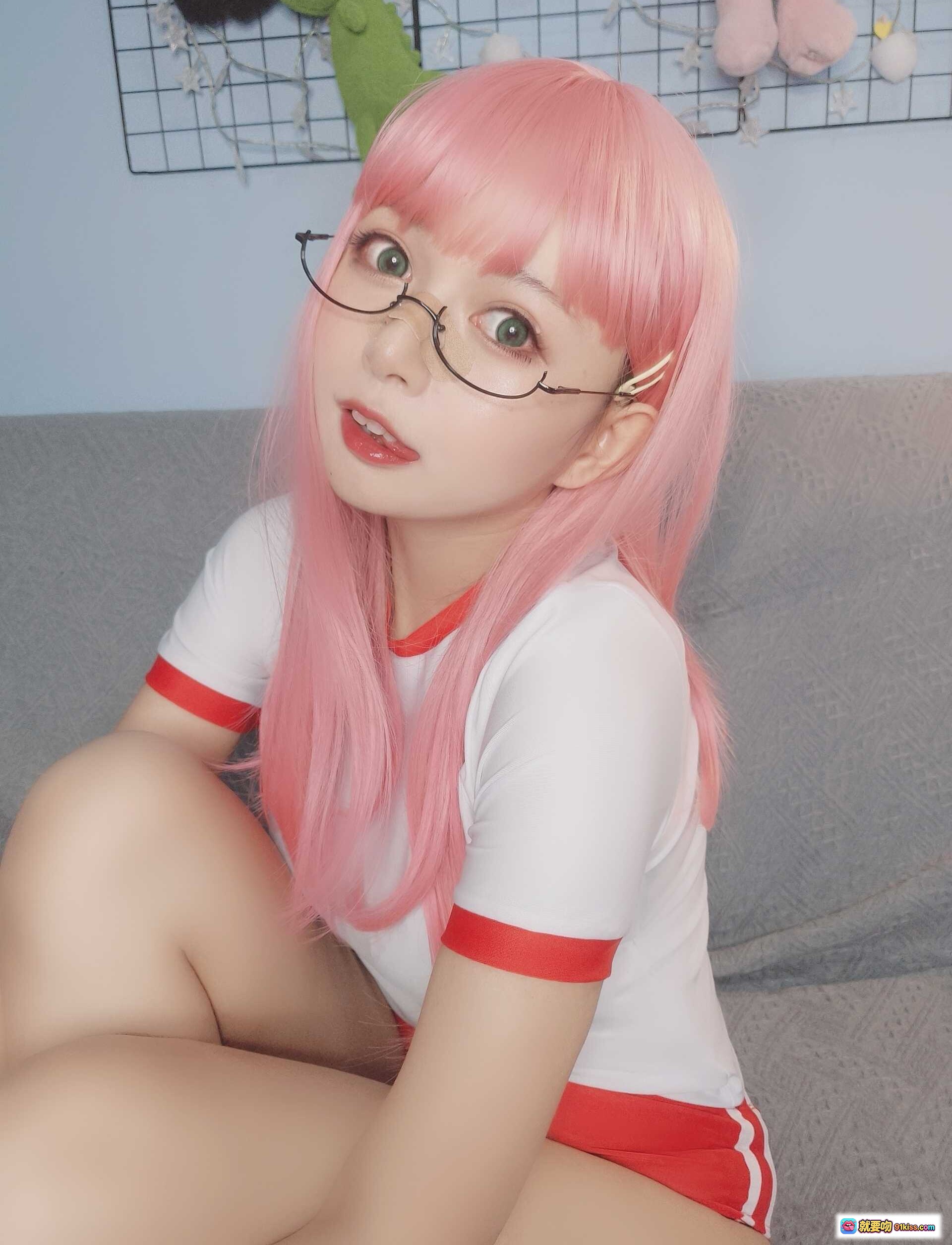 图片[6] - 黑猫猫OvO NO.013 粉发少女体操服自拍写真 甜美可爱居家风 白红运动套装 长发齐刘海 清新少女感 16P高清图集 - 就要吻