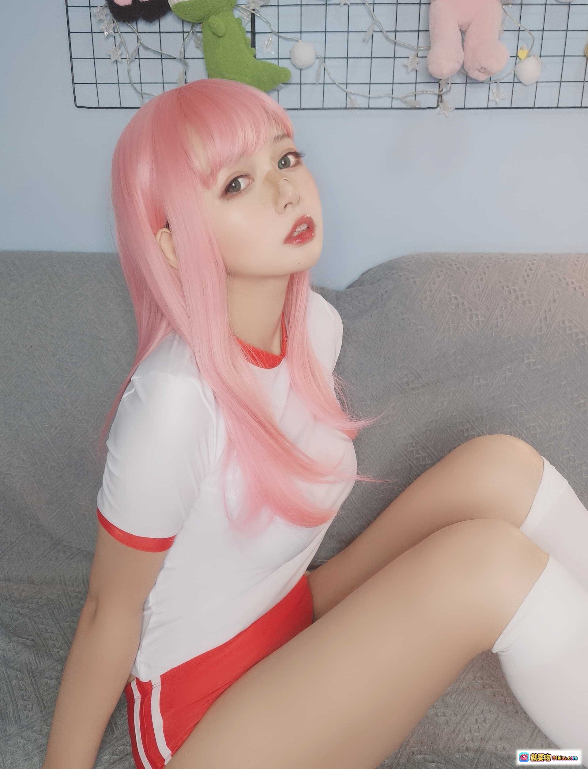 黑猫猫OvO NO.013 粉发少女体操服自拍写真 甜美可爱居家风 白红运动套装 长发齐刘海 清新少女感 16P高清图集 - 就要吻