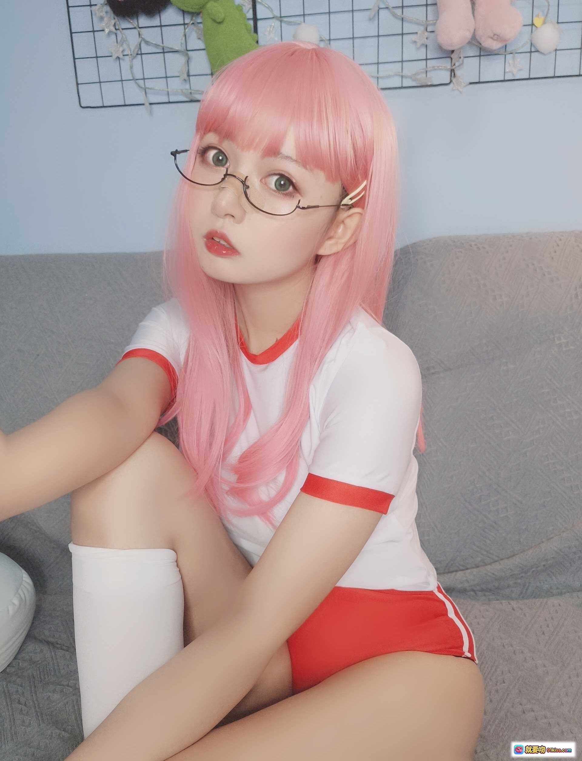 图片[7] - 黑猫猫OvO NO.013 粉发少女体操服自拍写真 甜美可爱居家风 白红运动套装 长发齐刘海 清新少女感 16P高清图集 - 就要吻