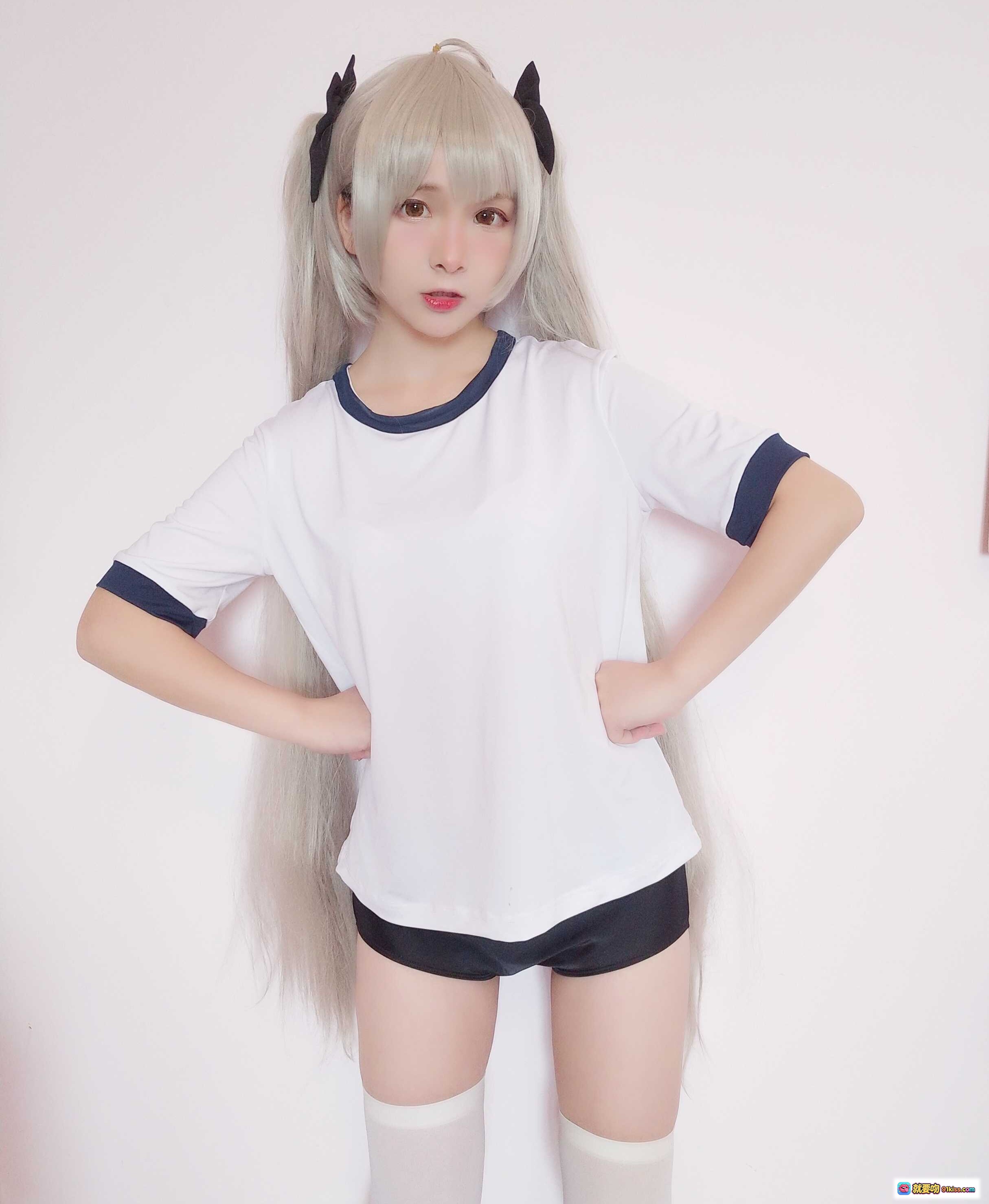 图片[3] - 古川NO.031穹妹cosplay银发双马尾黑角少女抱灰兔玩偶白T蓝边居家写真 - 就要吻