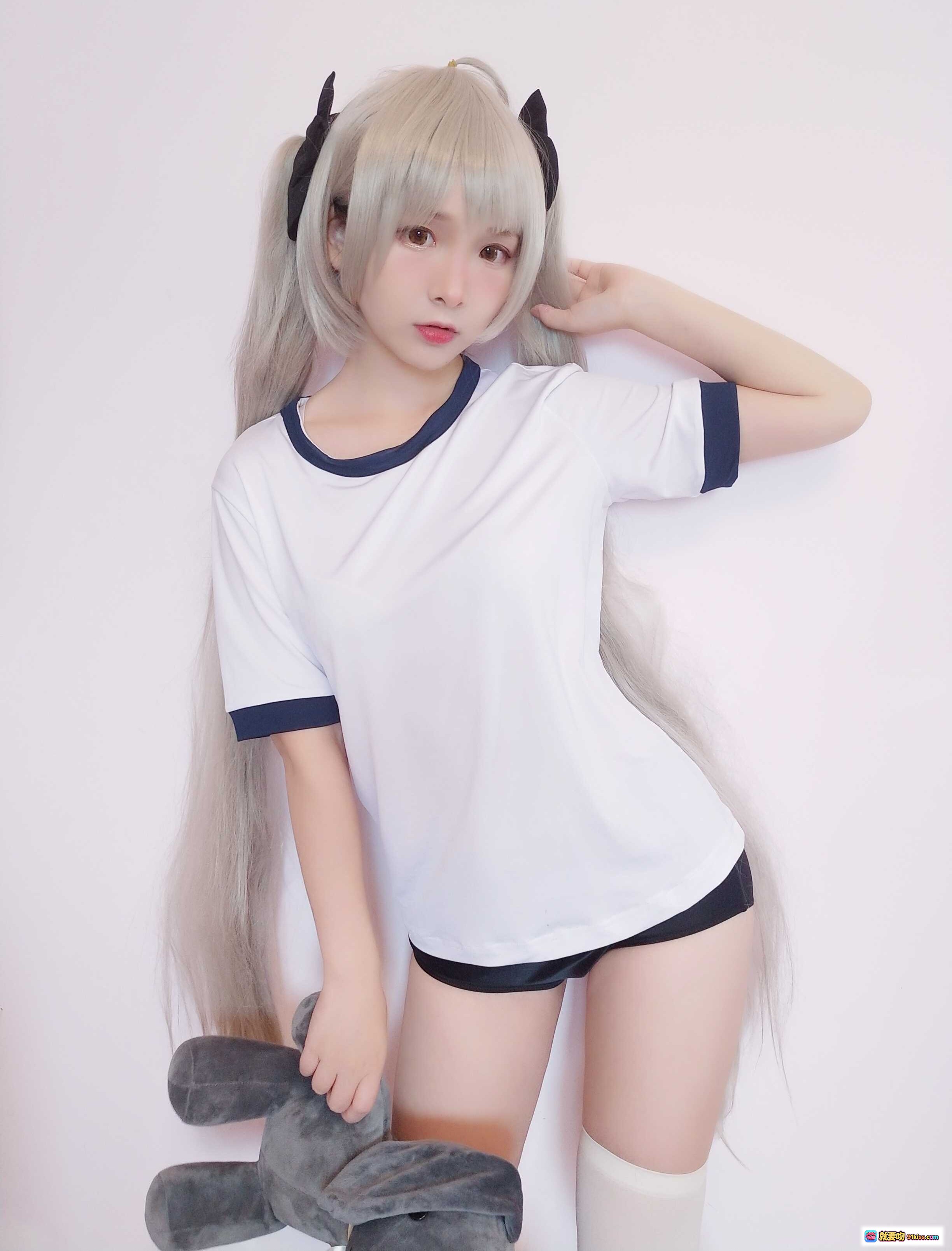 图片[8] - 古川NO.031穹妹cosplay银发双马尾黑角少女抱灰兔玩偶白T蓝边居家写真 - 就要吻