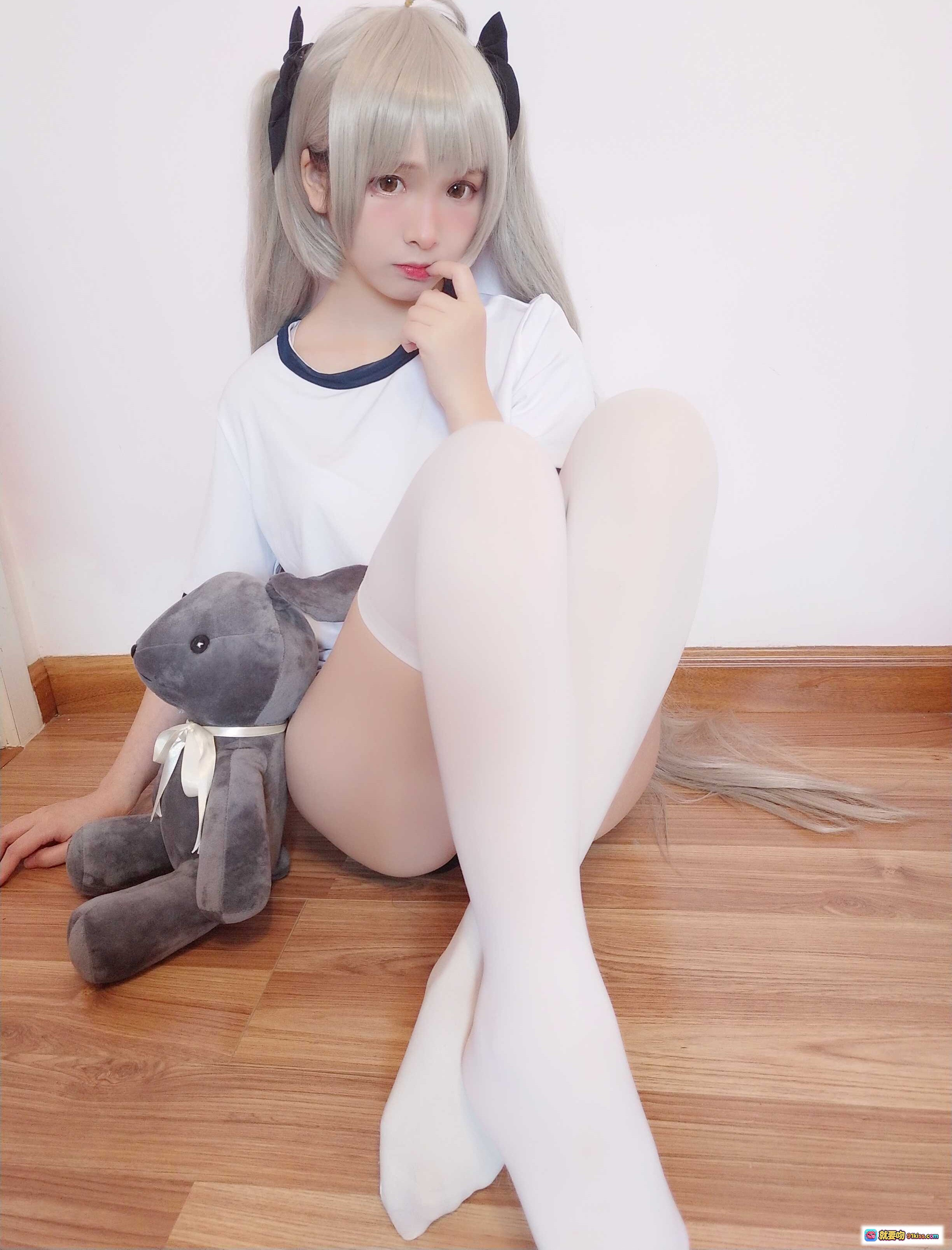 图片[2] - 古川NO.031穹妹cosplay银发双马尾黑角少女抱灰兔玩偶白T蓝边居家写真 - 就要吻