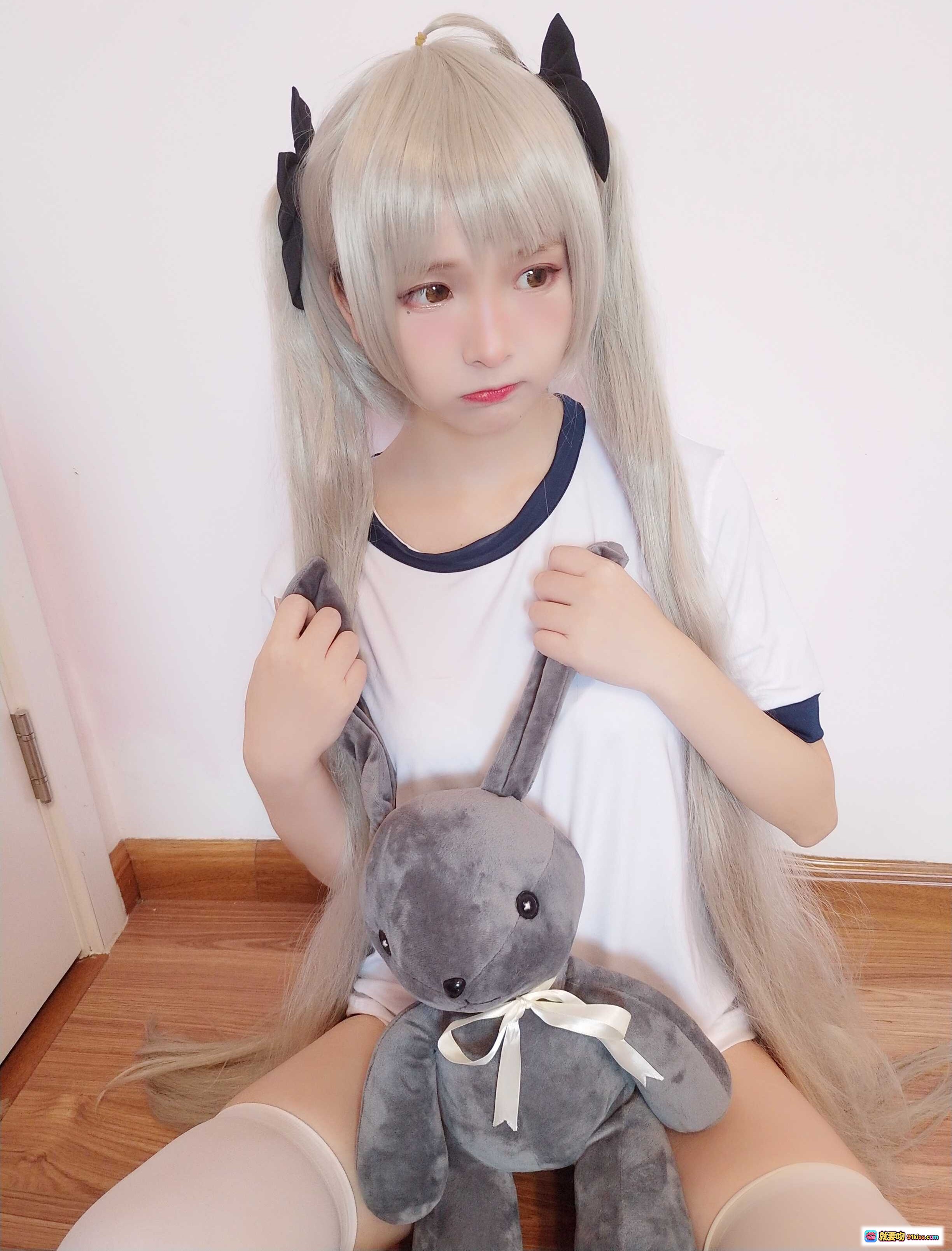 古川NO.031穹妹cosplay银发双马尾黑角少女抱灰兔玩偶白T蓝边居家写真 - 就要吻