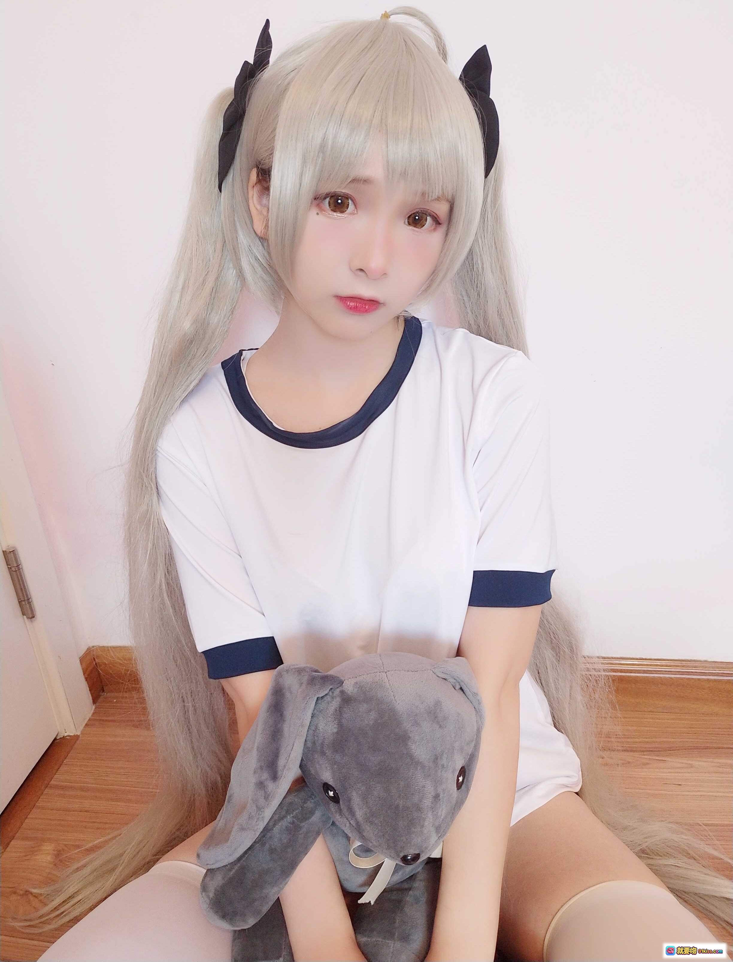 图片[10] - 古川NO.031穹妹cosplay银发双马尾黑角少女抱灰兔玩偶白T蓝边居家写真 - 就要吻
