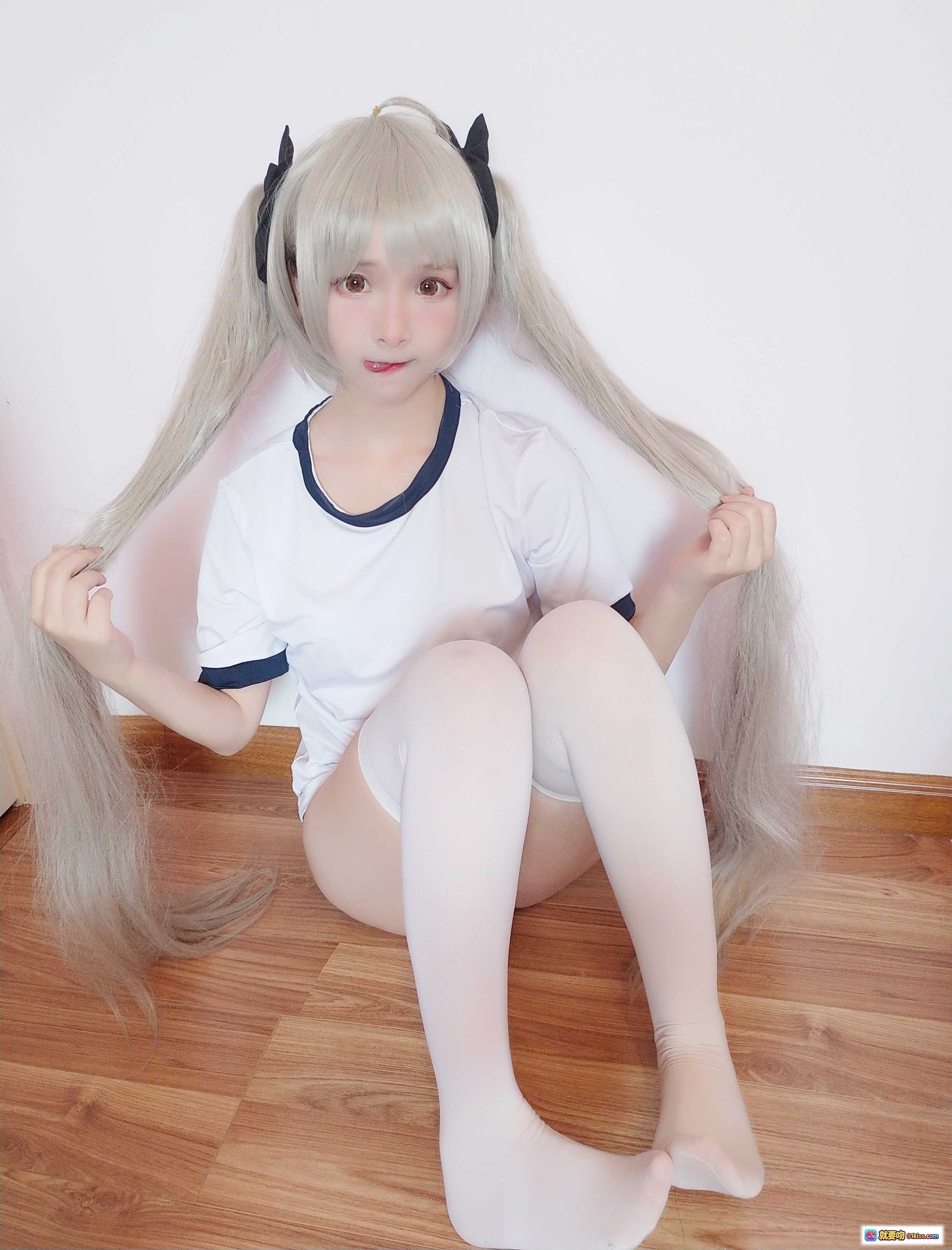 图片[4] - 古川NO.031穹妹cosplay银发双马尾黑角少女抱灰兔玩偶白T蓝边居家写真 - 就要吻