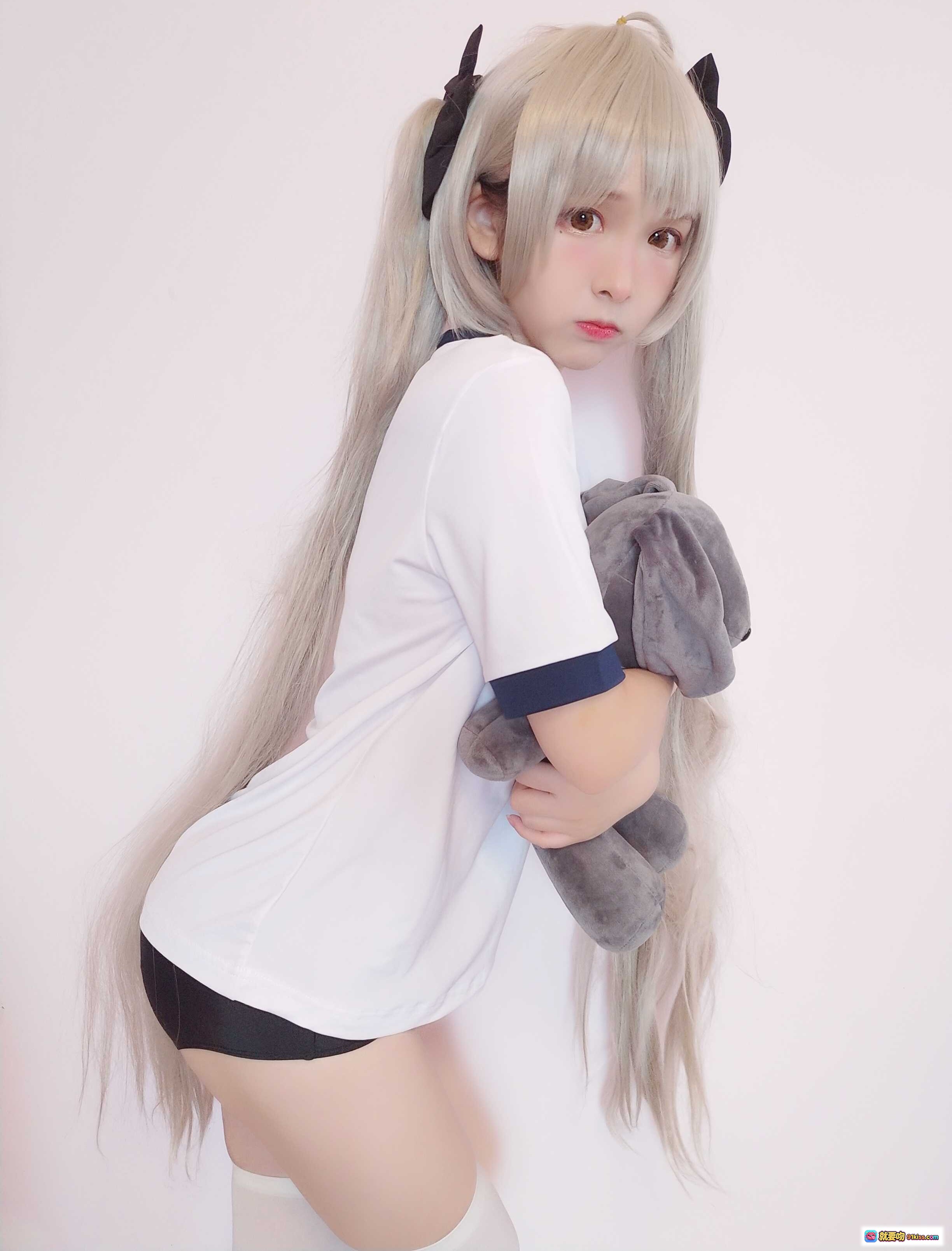 图片[5] - 古川NO.031穹妹cosplay银发双马尾黑角少女抱灰兔玩偶白T蓝边居家写真 - 就要吻