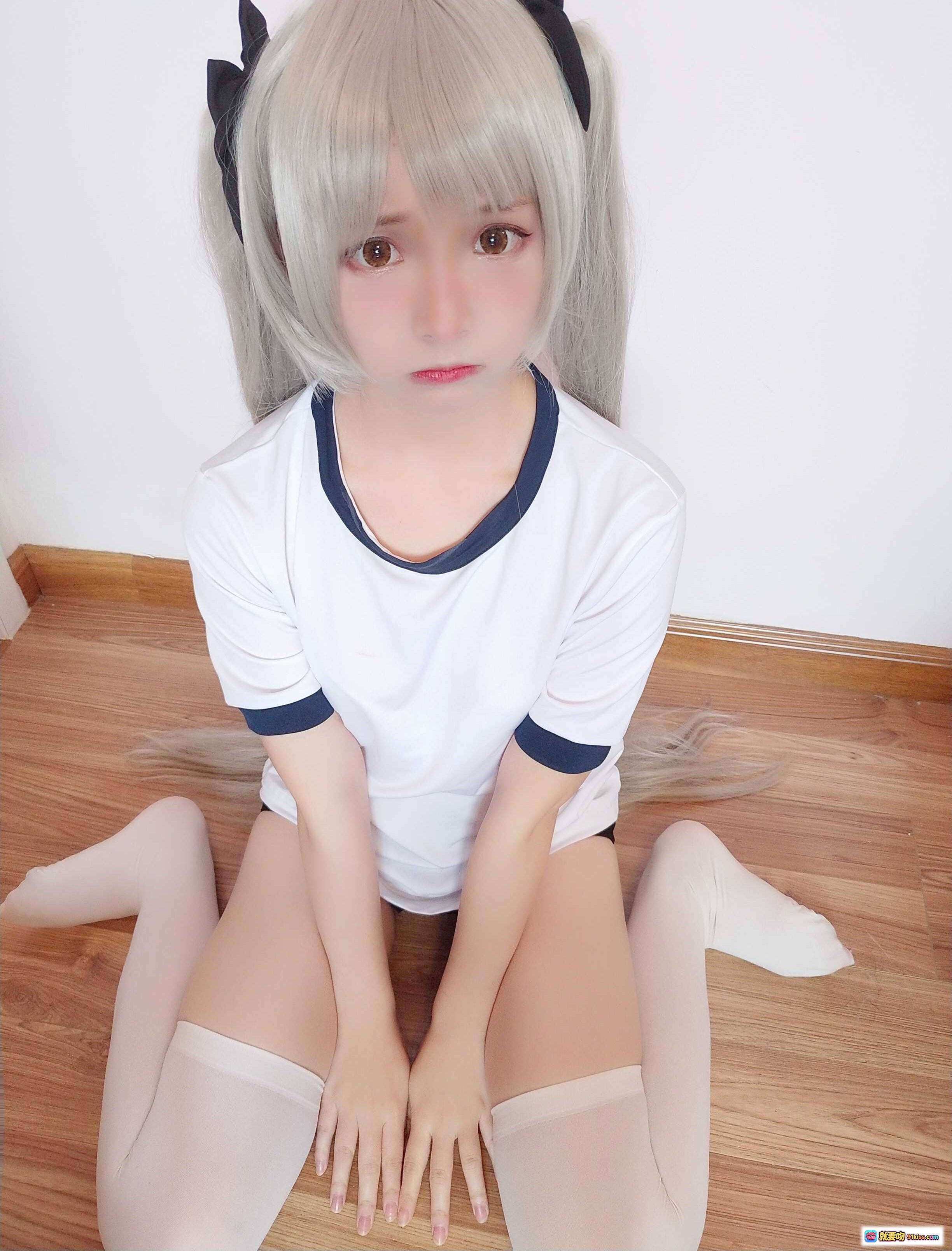 图片[7] - 古川NO.031穹妹cosplay银发双马尾黑角少女抱灰兔玩偶白T蓝边居家写真 - 就要吻