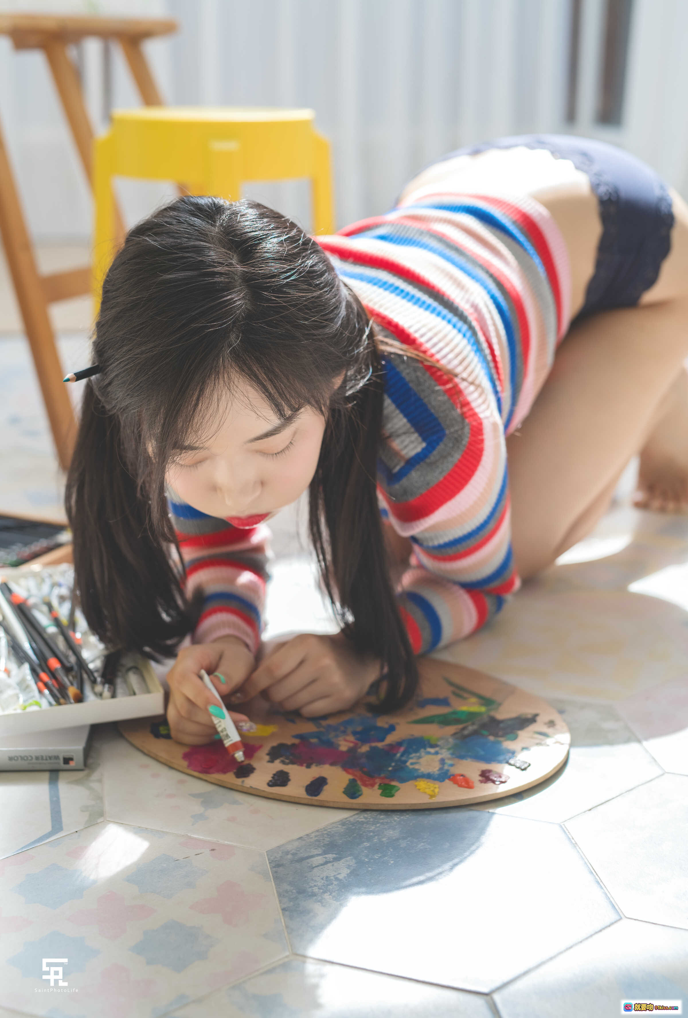 图片[1] - 韩国模特申才恩신재은NO.011 Zenny日常写真｜彩色条纹毛衣趴地绘画｜清新少女风居家艺术创作场景 - 就要吻