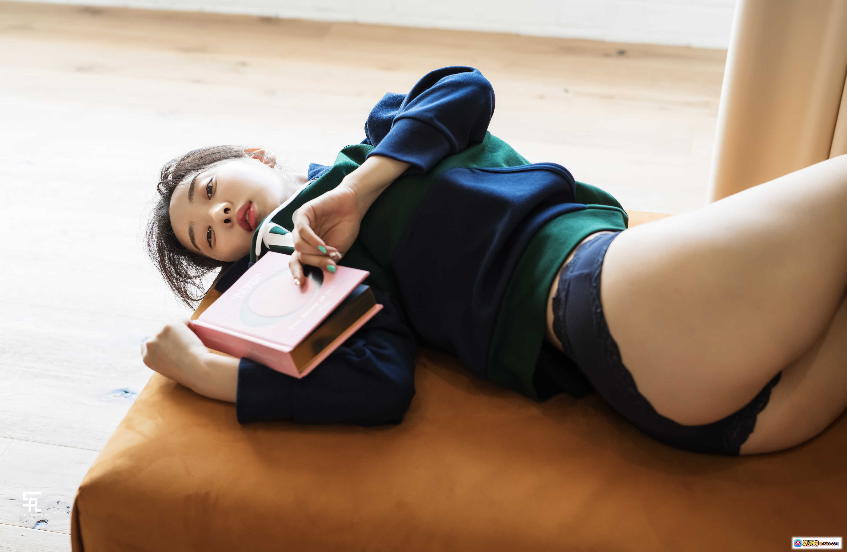 图片[3] - 韩国模特申才恩신재은NO.011 Zenny日常写真｜彩色条纹毛衣趴地绘画｜清新少女风居家艺术创作场景 - 就要吻