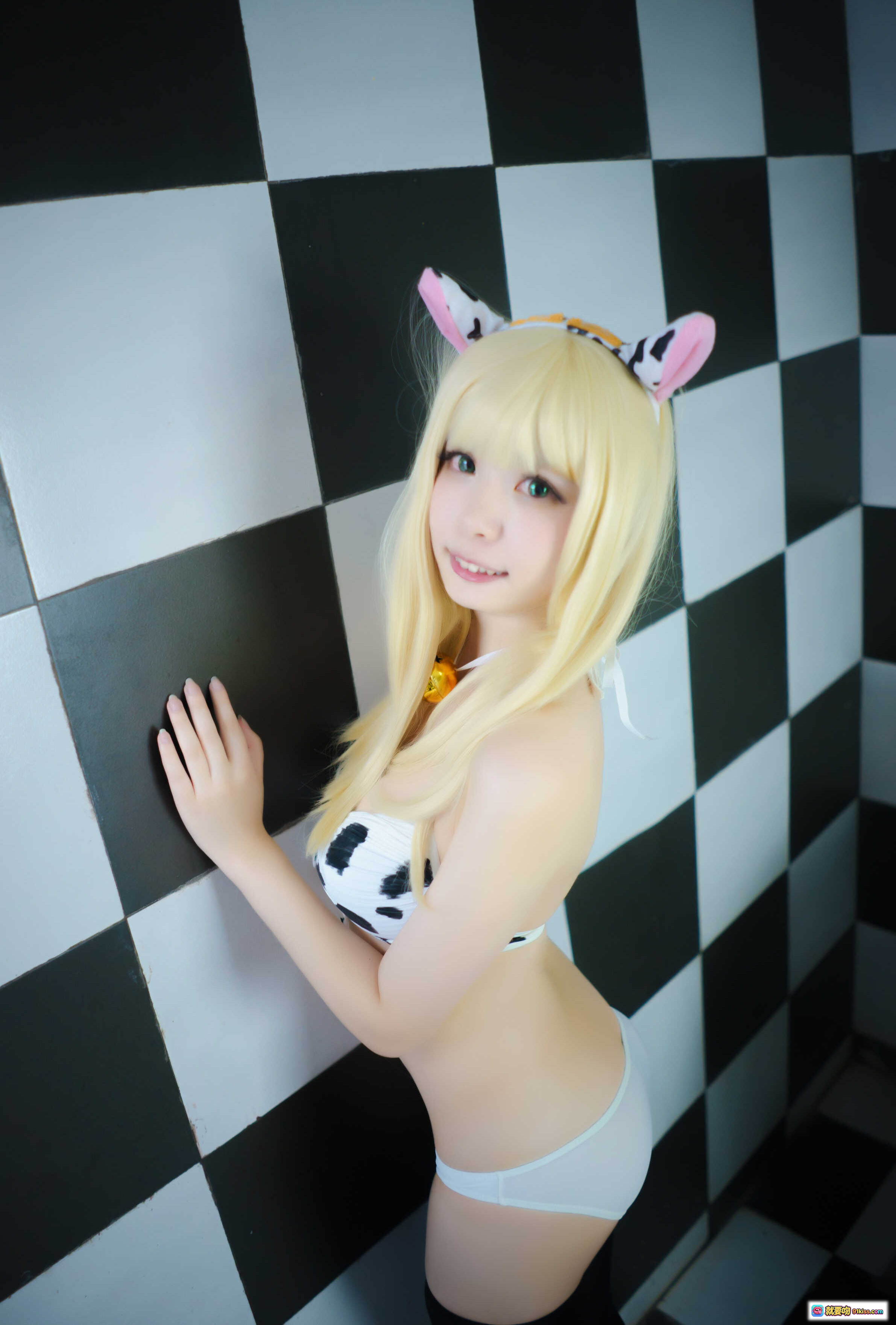 图片[1] - 闪月半NO.009柏崎星奈cosplay写真 金发牛角头饰黑白格背景性感内衣造型 - 就要吻