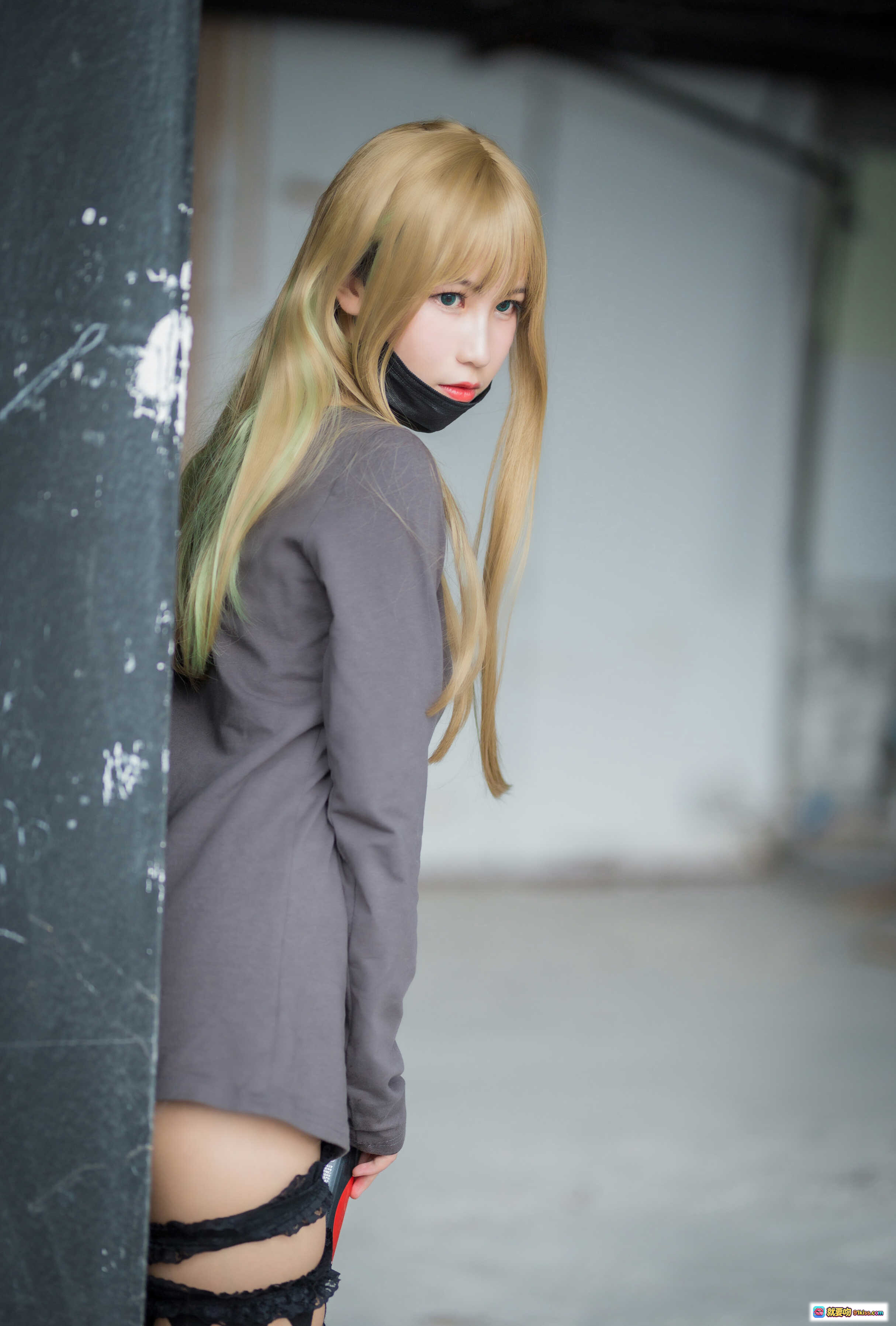 图片[10] - 逐月SU汉森废墟写真｜金发蓝眼Cosplay｜露脐上衣+破洞短裤+蕾丝过膝袜｜废墟工业风人像摄影 - 就要吻