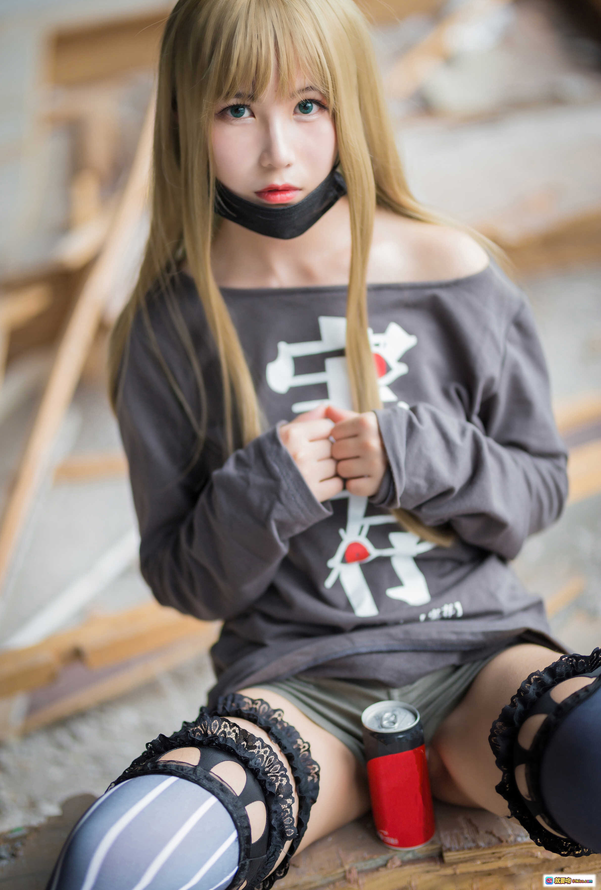 图片[2] - 逐月SU汉森废墟写真｜金发蓝眼Cosplay｜露脐上衣+破洞短裤+蕾丝过膝袜｜废墟工业风人像摄影 - 就要吻