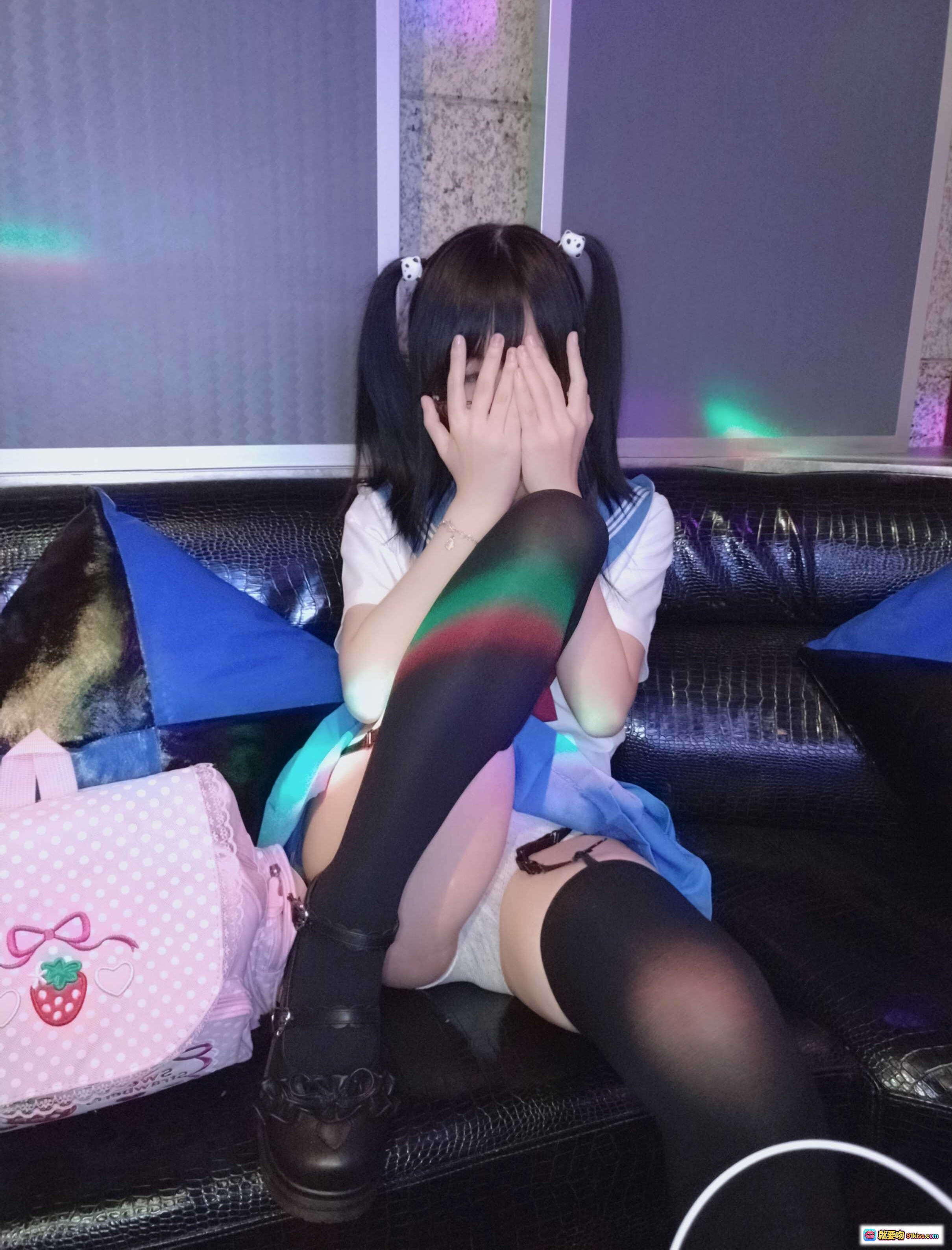 图片[3] - 摇摇乐yoyo NO.026 御姐2 双马尾黑发眼镜少女 蓝白水手服黑丝袜 坐姿捂嘴害羞表情 室内灯光氛围写真 - 就要吻