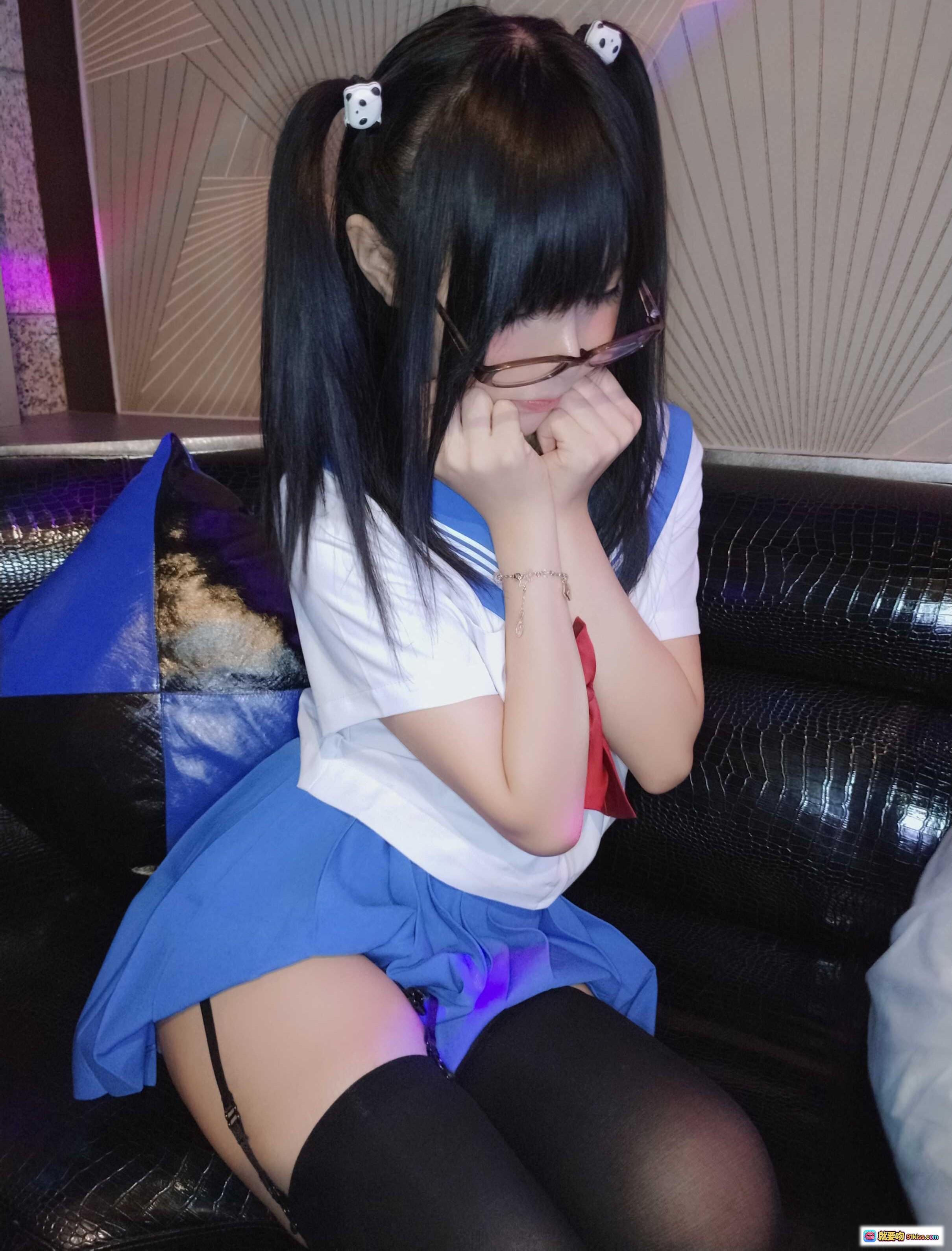 图片[1] - 摇摇乐yoyo NO.026 御姐2 双马尾黑发眼镜少女 蓝白水手服黑丝袜 坐姿捂嘴害羞表情 室内灯光氛围写真 - 就要吻