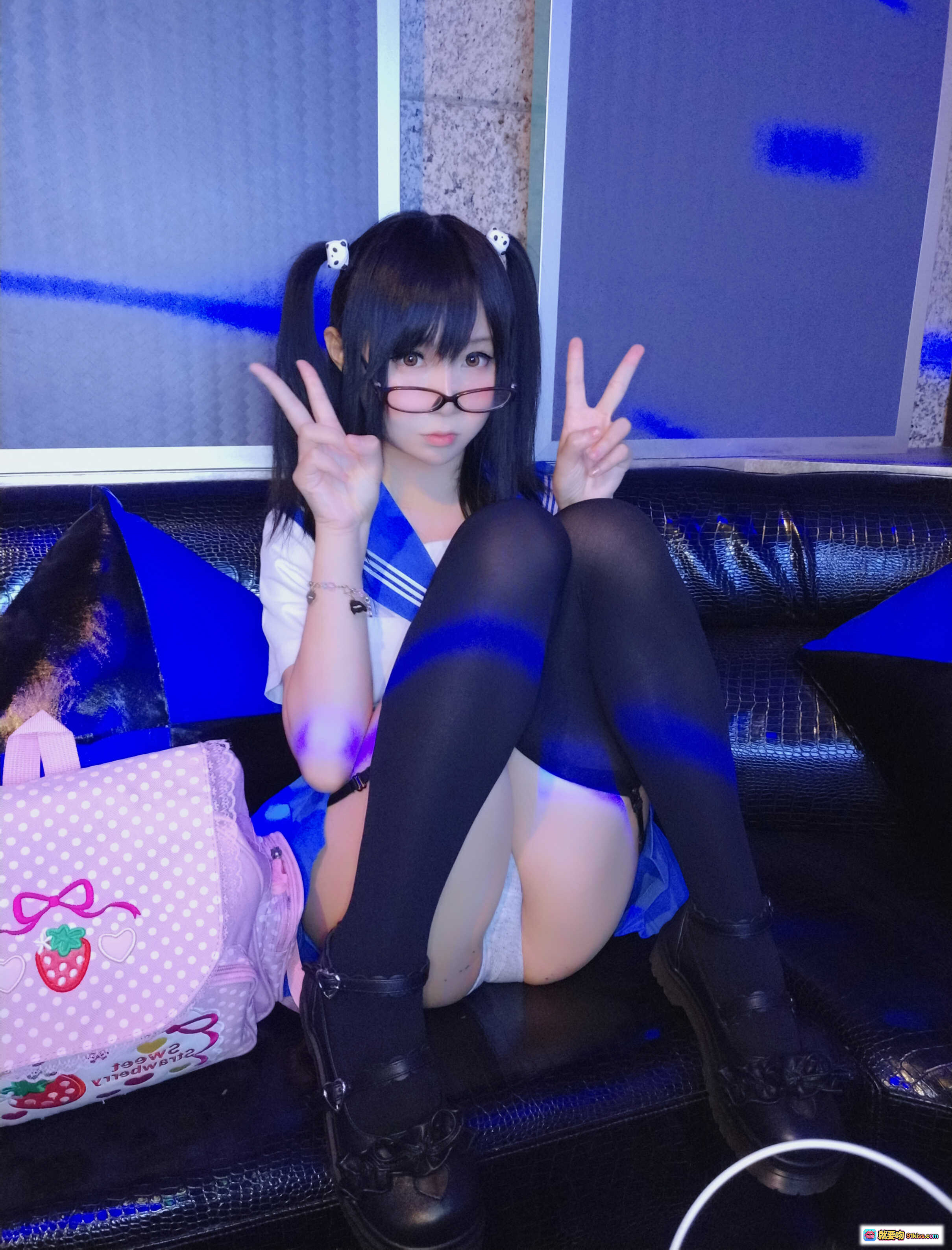 图片[4] - 摇摇乐yoyo NO.026 御姐2 双马尾黑发眼镜少女 蓝白水手服黑丝袜 坐姿捂嘴害羞表情 室内灯光氛围写真 - 就要吻