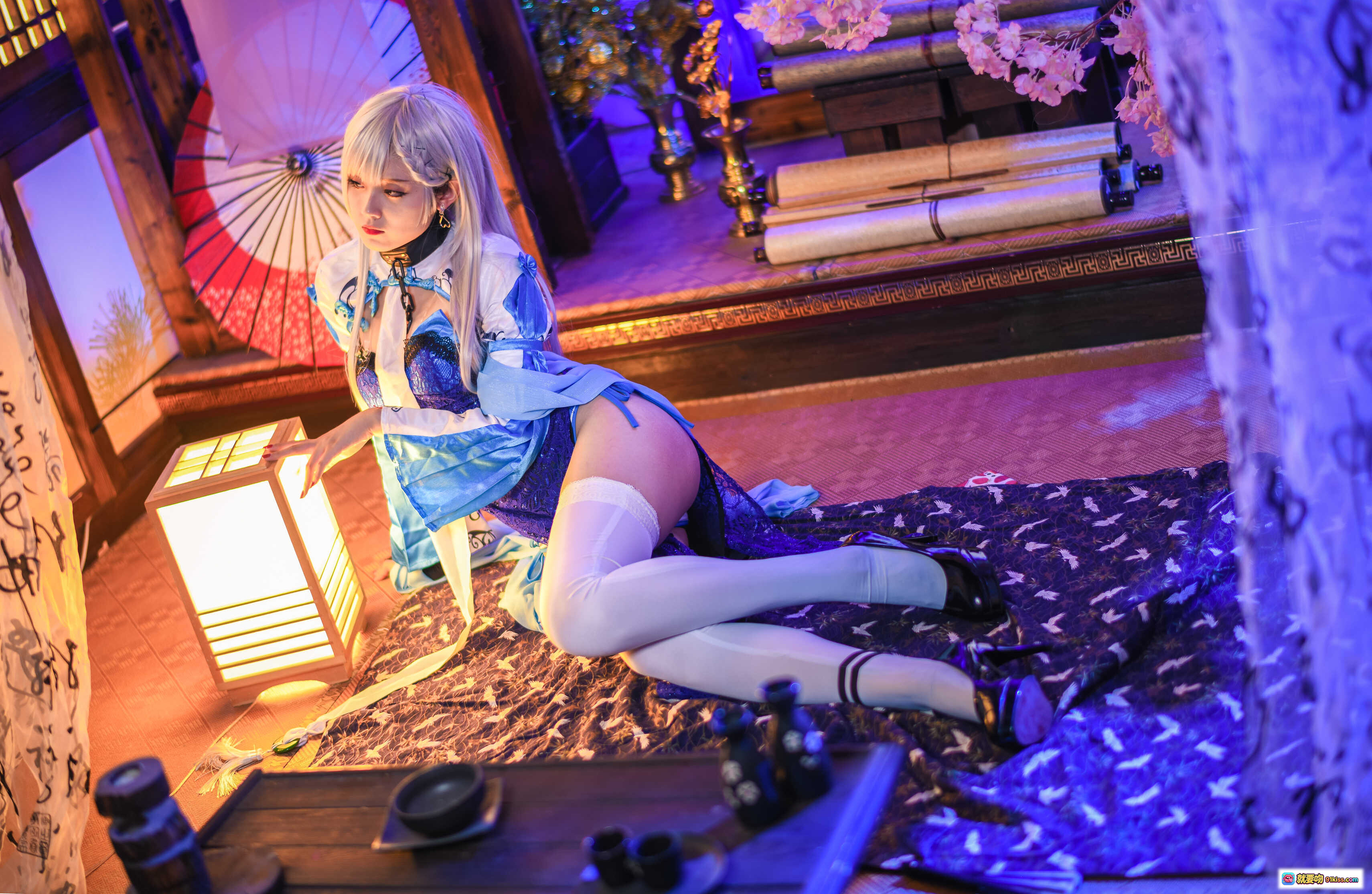 图片[6] - 秋楚楚贝法不知火Cosplay写真｜蓝白蕾丝旗袍+白丝美腿+日式和风场景｜34P高清图集 - 就要吻