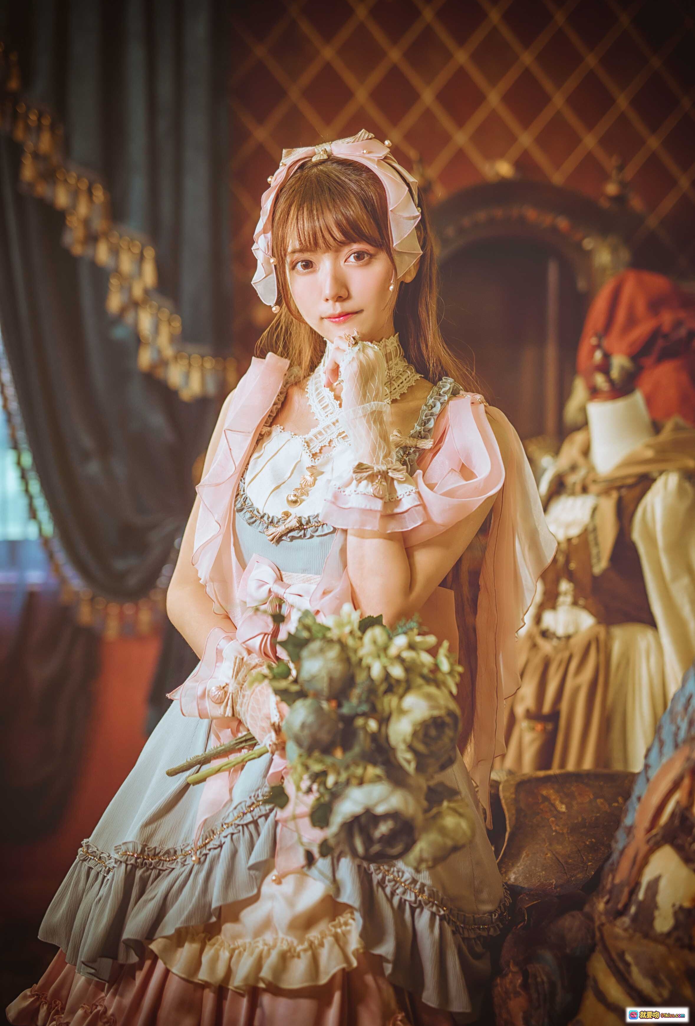陆卿卿NO.001 Lo娘写真｜粉色洛丽塔洋装+蕾丝头饰+复古宫廷风+手持花束+精致妆容+14P高清图集 - 就要吻