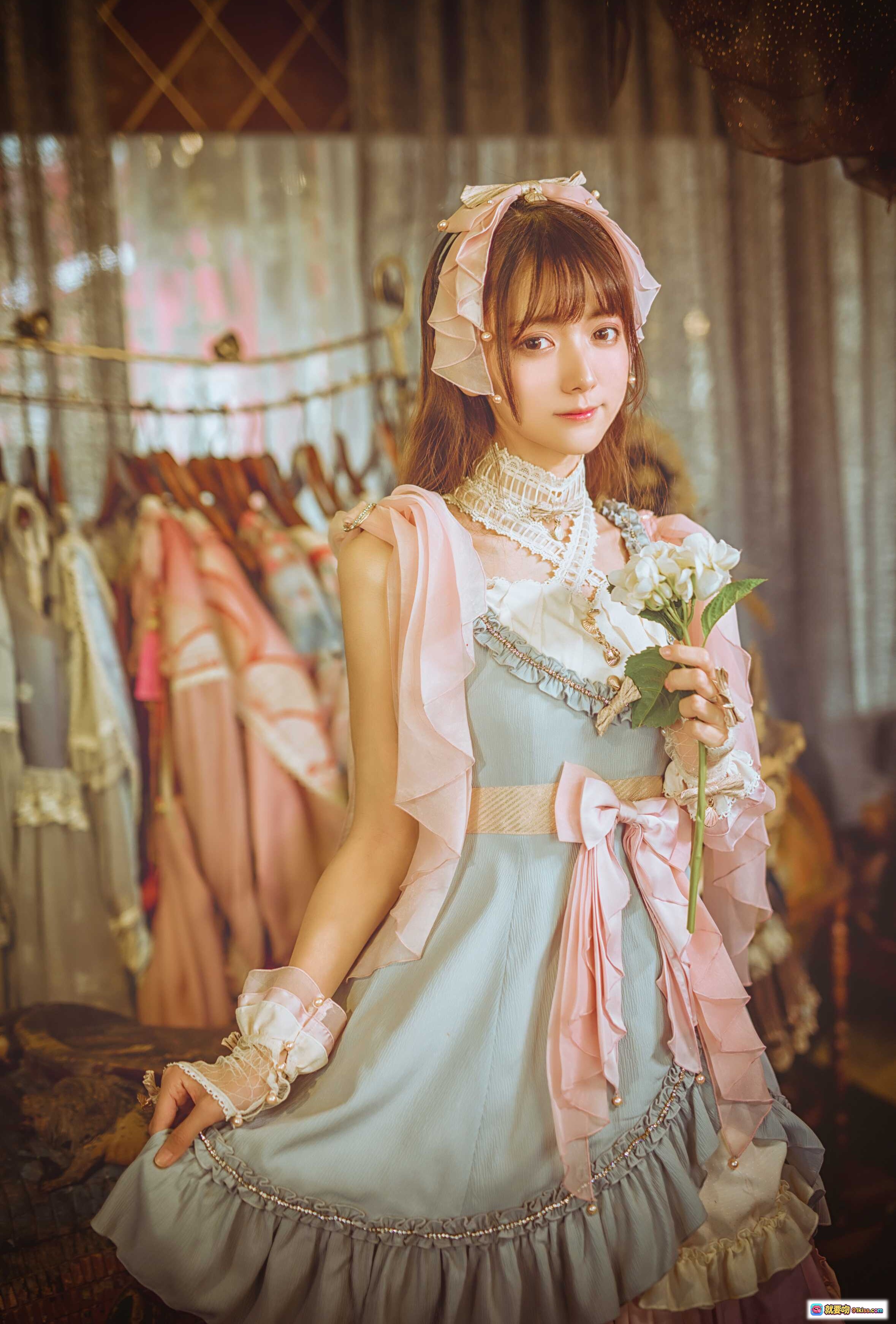 图片[2] - 陆卿卿NO.001 Lo娘写真｜粉色洛丽塔洋装+蕾丝头饰+复古宫廷风+手持花束+精致妆容+14P高清图集 - 就要吻