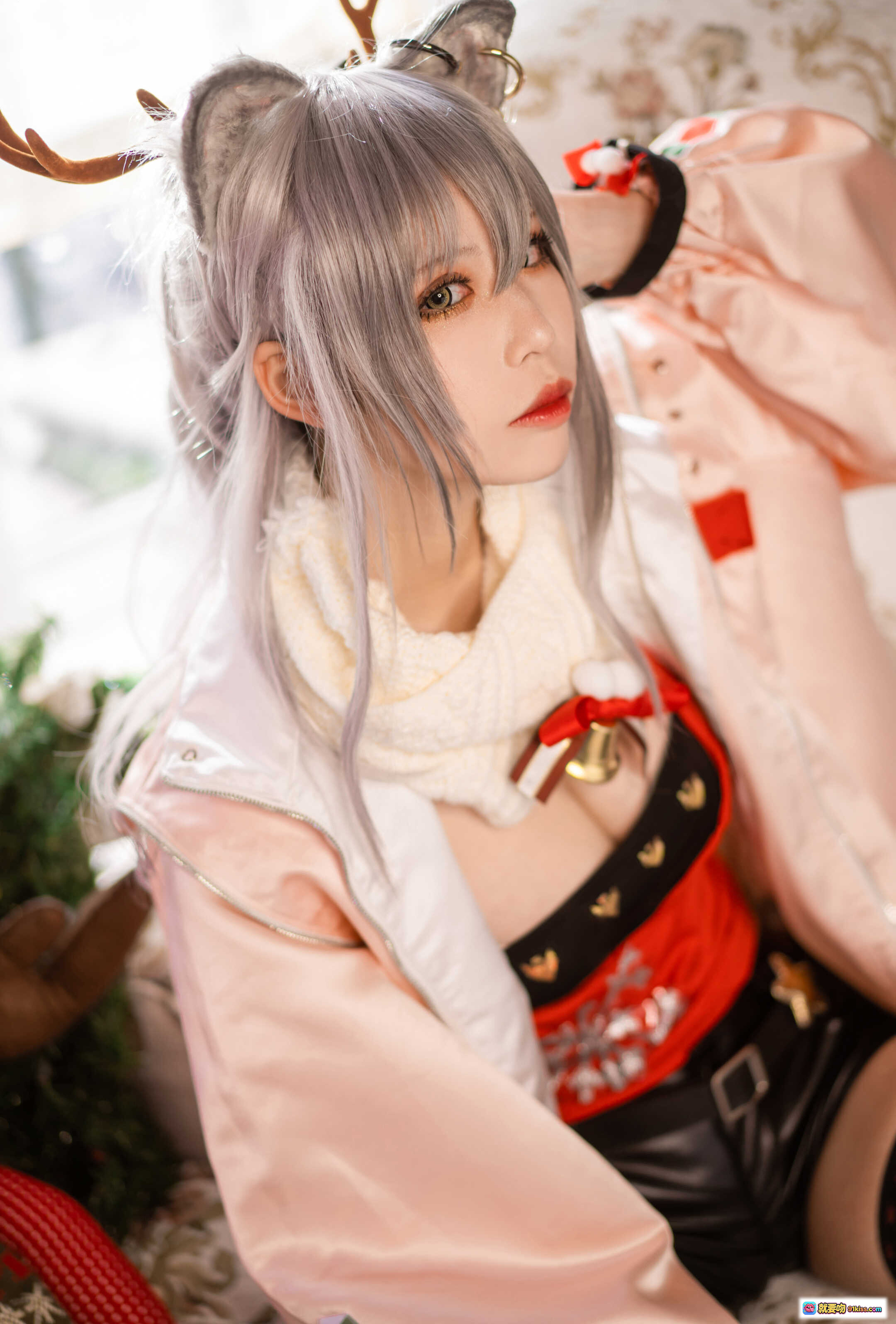图片[6] - 爱老师明日方舟厚礼黑cos写真｜银发鹿角少女居家圣诞风26P高清图集 - 就要吻
