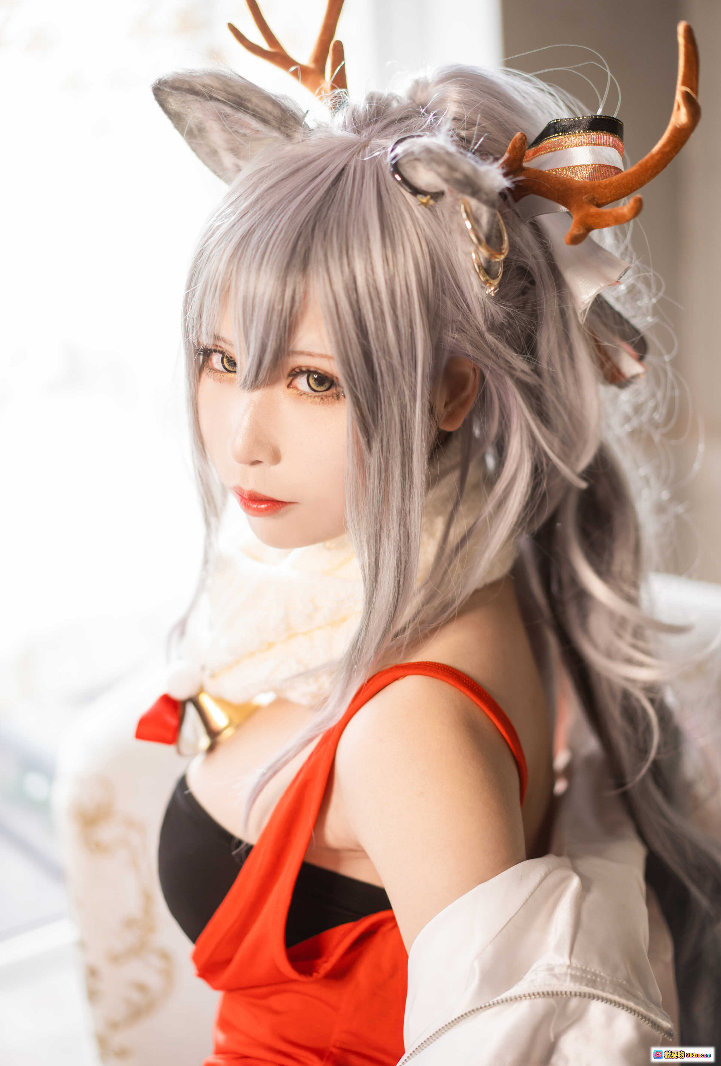 图片[2] - 爱老师明日方舟厚礼黑cos写真｜银发鹿角少女居家圣诞风26P高清图集 - 就要吻