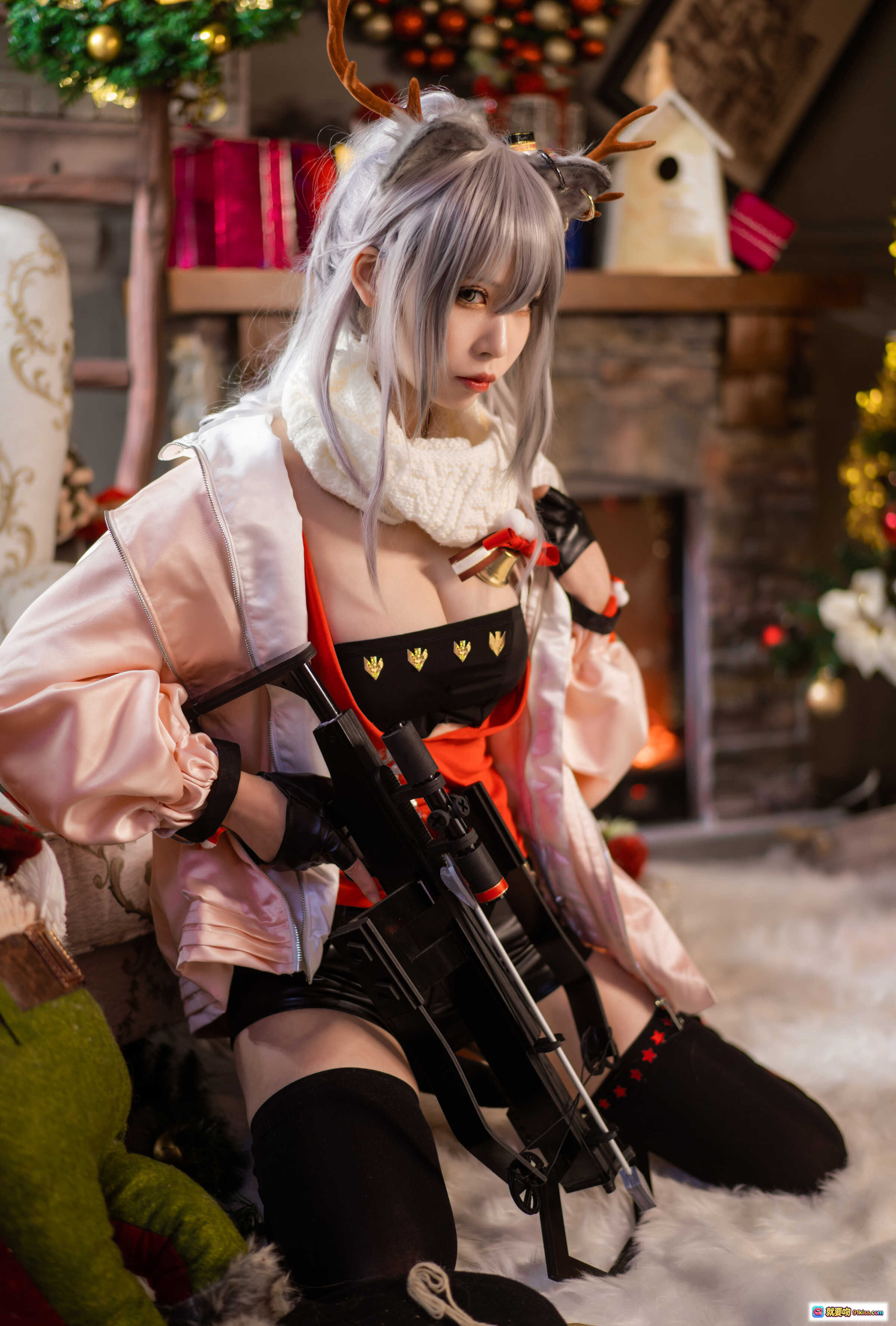 图片[5] - 爱老师明日方舟厚礼黑cos写真｜银发鹿角少女居家圣诞风26P高清图集 - 就要吻